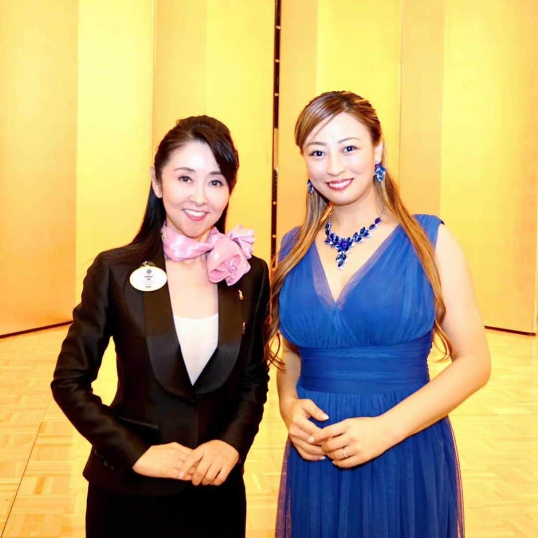 小野友葵子さんのインスタグラム写真 - (小野友葵子Instagram)「【ライオンズクラブ懇親会でのゲスト出演写真】  7/31（月） ライオンズクラブ国際協会330-A地区で、仲良くさせていただいている阿部かな子さんがガバナーに就任されたお祝いで歌わせていただいた時の写真をいただきました。✨  💐Puccini（プッチーニ）　オペラ『Turandot（トゥーランドット）』より”Nessun dorma（誰も寝てはならぬ）”  💐Verdi（ヴェルディ）　オペラ『La Traviata（椿姫）』より“Brindisi（乾杯の歌）”  ご挨拶もさせていただきました。🎤  阿部かな子さん、ライオンズの皆様、 お世話になりました。❤  ｡.｡:+* ﾟ ゜ﾟ *+:｡.｡:+* ﾟ ゜ﾟ *+:｡.｡ 🎵2023/7/2（日）14：30 ムラマツリサイタルホール新大阪（大阪公演） 🎵2023/7/16（日）13：00 ザ・ルーテル・ホール（札幌公演） 🎵2023/8/6（日）14：00※延期 レソラホール（福岡公演） 🎵2023/9/2（土）13：30 すみだトリフォニー小ホール（東京公演） https://ameblo.jp/onoyukiko/entry-12798896137.html  🎵2023/8/12（土）15:00 酵素クレープ専門店クレープアリサ東京 https://ameblo.jp/onoyukiko/entry-12812570158.html  📻2023/8/19（土） 動画配信型ラジオレギュラー冠番組 『小野友葵子のBella Serata‼』 第1、第3土曜日 21：00～21：50生放送中 https://ameblo.jp/onoyukiko/entry-12815130917.html  🎵2023/8/20（日）14:30 Le salon de Clavier https://ameblo.jp/onoyukiko/entry-12812970974.html  💿小野友葵子コラボ参加CD発売中！ https://ameblo.jp/onoyukiko/entry-12800332342.html  🎼小野友葵子プロデュース若手オペラ歌手グループ『I  BOCCIOLI』メンバー募集中！ https://ameblo.jp/onoyukiko/entry-12800609513.html ｡.｡:+* ﾟ ゜ﾟ *+:｡.｡:+* ﾟ ゜ﾟ *+:｡.｡ 🌹HP https://www.onoyukiko.com/ 🌹ブログ http://ameblo.jp/onoyukiko 🌹Instagram（yukikoonosoprano） https://www.instagram.com/yukikoonosoprano/ 🌹Twitter https://twitter.com/yukiko_ono 🌹YouTube（YukikoOno小野友葵子） https://www.youtube.com/user/VitaRoseaYukikoOno 🌹小野友葵子のコンサートってどんな感じ？ https://youtu.be/bWges5LlLnw ｡.｡:+* ﾟ ゜ﾟ *+:｡.｡:+* ﾟ ゜ﾟ *+:｡.｡  #クローズドコンサート #ライオンズクラブ #ライオンズクラブ国際協会 #ライオンズクラブ国際協会330A地区 #キャビネットガバナー #東京プリンスホテル #鳳凰の間 #阿部かな子 #元タカラジェンヌ #お祝いに #ソプラノ歌手 #オペラ歌手 #オペラ #錦戸部屋女将 #バラ好き #パンダ好き #ミラノ #イタリア #ラジオパーソナリティー #プロデューサー #若手アーティスト支援 #デビュー15周年」8月8日 14時00分 - yukikoonosoprano