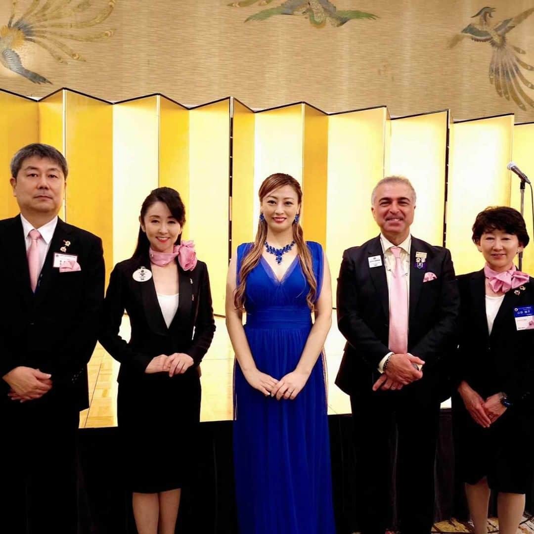 小野友葵子さんのインスタグラム写真 - (小野友葵子Instagram)「【ライオンズクラブ懇親会でのゲスト出演写真】  7/31（月） ライオンズクラブ国際協会330-A地区で、仲良くさせていただいている阿部かな子さんがガバナーに就任されたお祝いで歌わせていただいた時の写真をいただきました。✨  💐Puccini（プッチーニ）　オペラ『Turandot（トゥーランドット）』より”Nessun dorma（誰も寝てはならぬ）”  💐Verdi（ヴェルディ）　オペラ『La Traviata（椿姫）』より“Brindisi（乾杯の歌）”  ご挨拶もさせていただきました。🎤  阿部かな子さん、ライオンズの皆様、 お世話になりました。❤  ｡.｡:+* ﾟ ゜ﾟ *+:｡.｡:+* ﾟ ゜ﾟ *+:｡.｡ 🎵2023/7/2（日）14：30 ムラマツリサイタルホール新大阪（大阪公演） 🎵2023/7/16（日）13：00 ザ・ルーテル・ホール（札幌公演） 🎵2023/8/6（日）14：00※延期 レソラホール（福岡公演） 🎵2023/9/2（土）13：30 すみだトリフォニー小ホール（東京公演） https://ameblo.jp/onoyukiko/entry-12798896137.html  🎵2023/8/12（土）15:00 酵素クレープ専門店クレープアリサ東京 https://ameblo.jp/onoyukiko/entry-12812570158.html  📻2023/8/19（土） 動画配信型ラジオレギュラー冠番組 『小野友葵子のBella Serata‼』 第1、第3土曜日 21：00～21：50生放送中 https://ameblo.jp/onoyukiko/entry-12815130917.html  🎵2023/8/20（日）14:30 Le salon de Clavier https://ameblo.jp/onoyukiko/entry-12812970974.html  💿小野友葵子コラボ参加CD発売中！ https://ameblo.jp/onoyukiko/entry-12800332342.html  🎼小野友葵子プロデュース若手オペラ歌手グループ『I  BOCCIOLI』メンバー募集中！ https://ameblo.jp/onoyukiko/entry-12800609513.html ｡.｡:+* ﾟ ゜ﾟ *+:｡.｡:+* ﾟ ゜ﾟ *+:｡.｡ 🌹HP https://www.onoyukiko.com/ 🌹ブログ http://ameblo.jp/onoyukiko 🌹Instagram（yukikoonosoprano） https://www.instagram.com/yukikoonosoprano/ 🌹Twitter https://twitter.com/yukiko_ono 🌹YouTube（YukikoOno小野友葵子） https://www.youtube.com/user/VitaRoseaYukikoOno 🌹小野友葵子のコンサートってどんな感じ？ https://youtu.be/bWges5LlLnw ｡.｡:+* ﾟ ゜ﾟ *+:｡.｡:+* ﾟ ゜ﾟ *+:｡.｡  #クローズドコンサート #ライオンズクラブ #ライオンズクラブ国際協会 #ライオンズクラブ国際協会330A地区 #キャビネットガバナー #東京プリンスホテル #鳳凰の間 #阿部かな子 #元タカラジェンヌ #お祝いに #ソプラノ歌手 #オペラ歌手 #オペラ #錦戸部屋女将 #バラ好き #パンダ好き #ミラノ #イタリア #ラジオパーソナリティー #プロデューサー #若手アーティスト支援 #デビュー15周年」8月8日 14時00分 - yukikoonosoprano