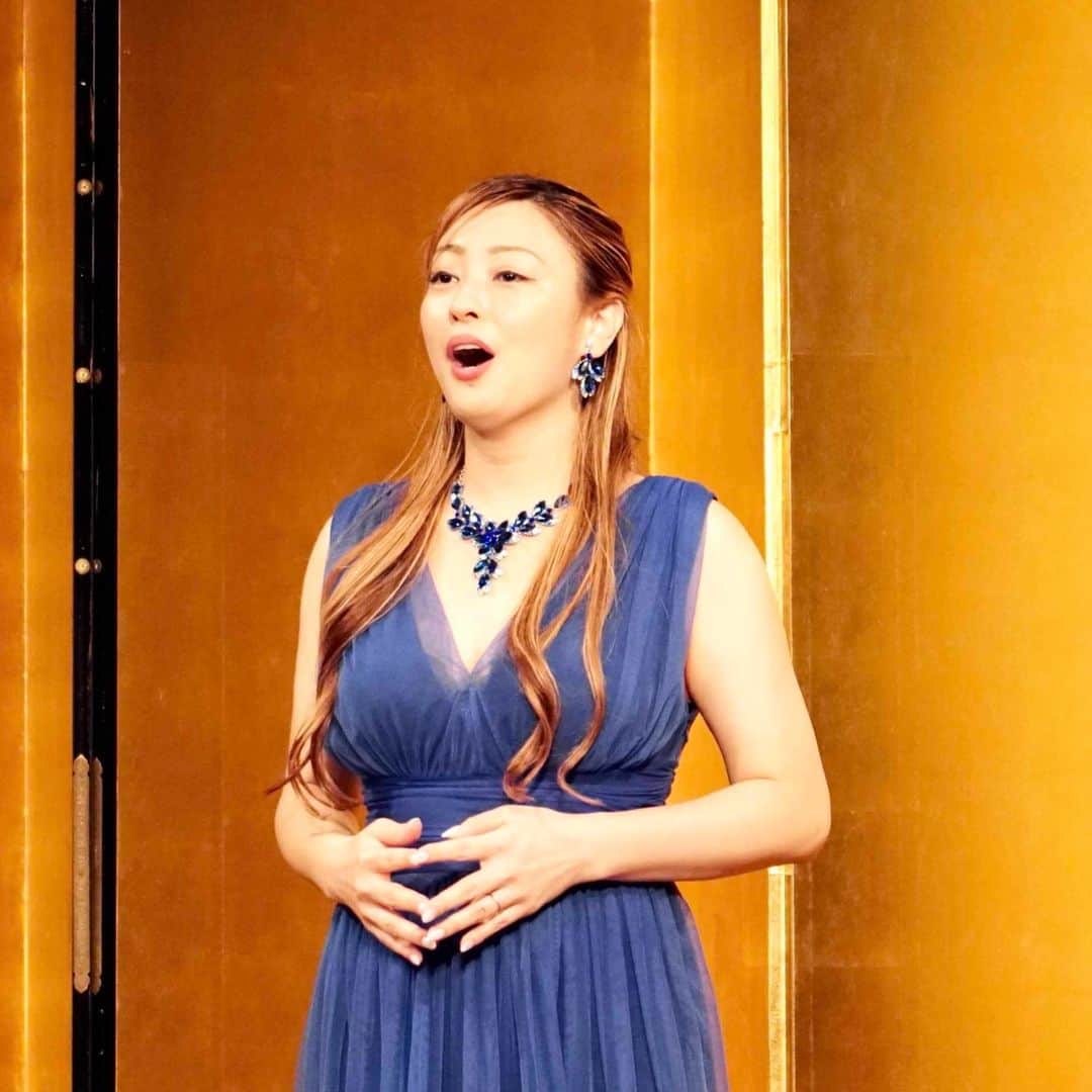 小野友葵子さんのインスタグラム写真 - (小野友葵子Instagram)「【ライオンズクラブ懇親会でのゲスト出演写真】  7/31（月） ライオンズクラブ国際協会330-A地区で、仲良くさせていただいている阿部かな子さんがガバナーに就任されたお祝いで歌わせていただいた時の写真をいただきました。✨  💐Puccini（プッチーニ）　オペラ『Turandot（トゥーランドット）』より”Nessun dorma（誰も寝てはならぬ）”  💐Verdi（ヴェルディ）　オペラ『La Traviata（椿姫）』より“Brindisi（乾杯の歌）”  ご挨拶もさせていただきました。🎤  阿部かな子さん、ライオンズの皆様、 お世話になりました。❤  ｡.｡:+* ﾟ ゜ﾟ *+:｡.｡:+* ﾟ ゜ﾟ *+:｡.｡ 🎵2023/7/2（日）14：30 ムラマツリサイタルホール新大阪（大阪公演） 🎵2023/7/16（日）13：00 ザ・ルーテル・ホール（札幌公演） 🎵2023/8/6（日）14：00※延期 レソラホール（福岡公演） 🎵2023/9/2（土）13：30 すみだトリフォニー小ホール（東京公演） https://ameblo.jp/onoyukiko/entry-12798896137.html  🎵2023/8/12（土）15:00 酵素クレープ専門店クレープアリサ東京 https://ameblo.jp/onoyukiko/entry-12812570158.html  📻2023/8/19（土） 動画配信型ラジオレギュラー冠番組 『小野友葵子のBella Serata‼』 第1、第3土曜日 21：00～21：50生放送中 https://ameblo.jp/onoyukiko/entry-12815130917.html  🎵2023/8/20（日）14:30 Le salon de Clavier https://ameblo.jp/onoyukiko/entry-12812970974.html  💿小野友葵子コラボ参加CD発売中！ https://ameblo.jp/onoyukiko/entry-12800332342.html  🎼小野友葵子プロデュース若手オペラ歌手グループ『I  BOCCIOLI』メンバー募集中！ https://ameblo.jp/onoyukiko/entry-12800609513.html ｡.｡:+* ﾟ ゜ﾟ *+:｡.｡:+* ﾟ ゜ﾟ *+:｡.｡ 🌹HP https://www.onoyukiko.com/ 🌹ブログ http://ameblo.jp/onoyukiko 🌹Instagram（yukikoonosoprano） https://www.instagram.com/yukikoonosoprano/ 🌹Twitter https://twitter.com/yukiko_ono 🌹YouTube（YukikoOno小野友葵子） https://www.youtube.com/user/VitaRoseaYukikoOno 🌹小野友葵子のコンサートってどんな感じ？ https://youtu.be/bWges5LlLnw ｡.｡:+* ﾟ ゜ﾟ *+:｡.｡:+* ﾟ ゜ﾟ *+:｡.｡  #クローズドコンサート #ライオンズクラブ #ライオンズクラブ国際協会 #ライオンズクラブ国際協会330A地区 #キャビネットガバナー #東京プリンスホテル #鳳凰の間 #阿部かな子 #元タカラジェンヌ #お祝いに #ソプラノ歌手 #オペラ歌手 #オペラ #錦戸部屋女将 #バラ好き #パンダ好き #ミラノ #イタリア #ラジオパーソナリティー #プロデューサー #若手アーティスト支援 #デビュー15周年」8月8日 14時00分 - yukikoonosoprano