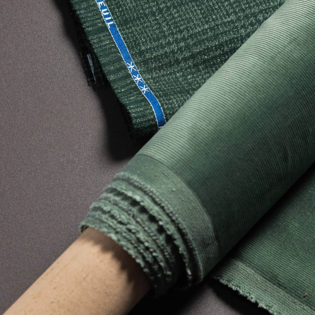 のインスタグラム：「Technically, corduroy is a textile woven with twisted fibers, creating vertical ridges or 'wales' that run parallel to each other. These wales give corduroy its signature ribbed texture. Corduroy is valued for its durability, warmth, and softness.  Bunch : FOREVER GREEN Jacket ref : 779704 Trousers ref :  770123  #dormeuil #luxurytailoring #tailormade #luxuryfabrics #bespoketailoring #luxurynaturalfibers #ethicalcloth #sustainablefashion #sustainableluxury #1842paris #forevergreen」