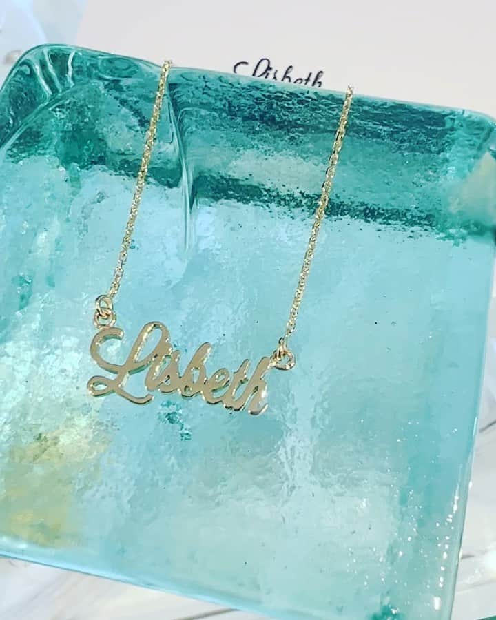 Manoa Love Design Hawaiiのインスタグラム：「14k solid gold Name necklace✨one diamond or without diamond.  #manoalovedesign #namenecklace #waikiki#waikikibeach #waikikibeachwalk #internationalmarketplace#hawaiivacation #manoa#love#customnamenecklace #madeinhawaii #alohavibes #マノアラブデザイン #ワイキキ#ネームネックレス#インターナショナルマーケットプレイス#ハンドメイドジュエリー」