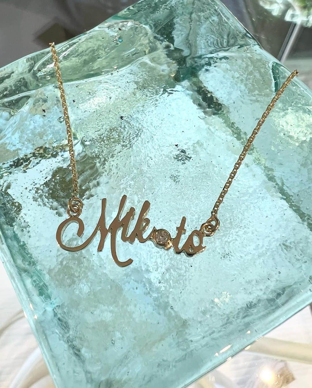 Manoa Love Design Hawaiiさんのインスタグラム写真 - (Manoa Love Design HawaiiInstagram)「14k solid gold Name necklace✨one diamond or without diamond.  #manoalovedesign #namenecklace #waikiki#waikikibeach #waikikibeachwalk #internationalmarketplace#hawaiivacation #manoa#love#customnamenecklace #madeinhawaii #alohavibes #マノアラブデザイン #ワイキキ#ネームネックレス#インターナショナルマーケットプレイス#ハンドメイドジュエリー」8月8日 13時53分 - manoa_love_design