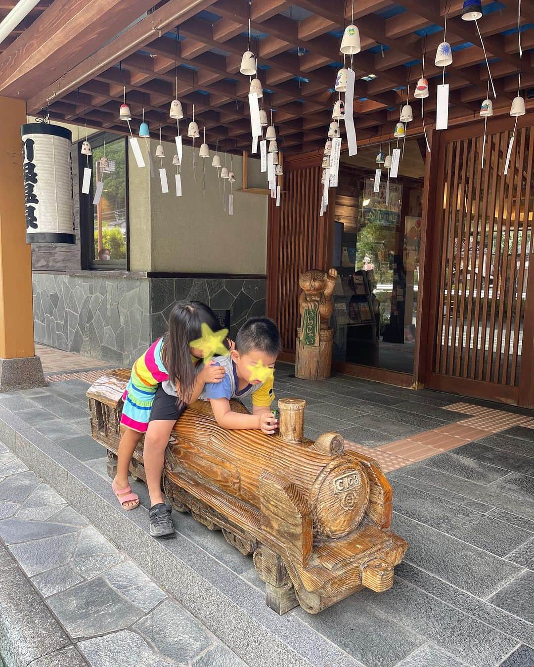 荒木麻里子さんのインスタグラム写真 - (荒木麻里子Instagram)「川根温泉へ♨️ コテージに泊まればBBQも花火も出来て、 一泊で大満喫出来ました♡ . 時間が許す限り部屋風呂へ…☺️ 贅沢な時間でした🫶 . . . #川根温泉 #川根温泉ふれあいの泉 #一泊旅行 #温泉宿 #温泉旅行 #onsen #onsen♨️ #家族旅行 #子連れ旅行」8月8日 13時55分 - marilyn198612