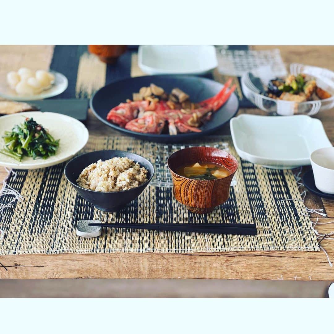 神崎恵のインスタグラム：「・ 今日のお昼ごはん。 一度帰宅できたから、お家でごはん。 撮影用に揃えた食材がまだまだあり、 冷蔵庫が豊かです。 我が家はキッチンにもテーブルがあり、１日の中でも、1年の中でも、たぶん一生の中でも、だいたいわたしはここにいます。 最近三男もここにきて朝ごはんを食べるようになり、2.３枚目は今朝撮ってくれた画像です。 かわいい顔したミルたち、実はデカい。 バカでかい👽🎃 塩、コショウかけるたび、もはや筋トレ。  #おうちごはん」
