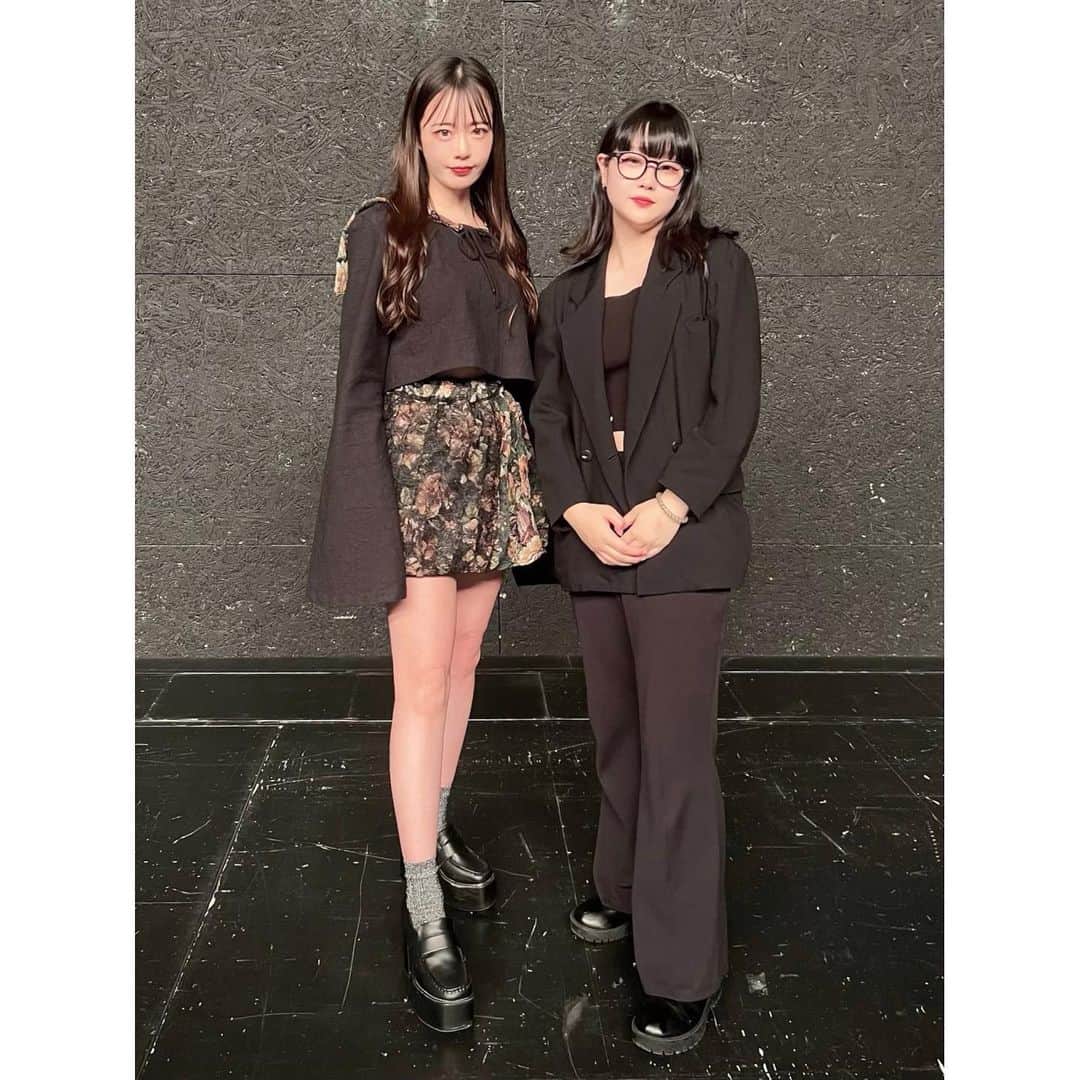小泉みゆきのインスタグラム：「京都芸術デザイン専門学校の学生さんが、オーダーメイドでデザインしてくださった衣装🥰 襟とプリーツスカートの生地は、祇園祭の山鉾の懸装品にも使用されているゴブラン織。 身頃は厚手のワッシャー素材で高級仕様🥺 デザインはセーラー服をイメージしているそう🫶 素材、形、丈感とめっちゃ好み！！！ ありがとうございます🥺 前日にフィッティングするまで、お互い会ったことがなかったんですが『やっぱり似合うー！』と大喜びしていただきました。」