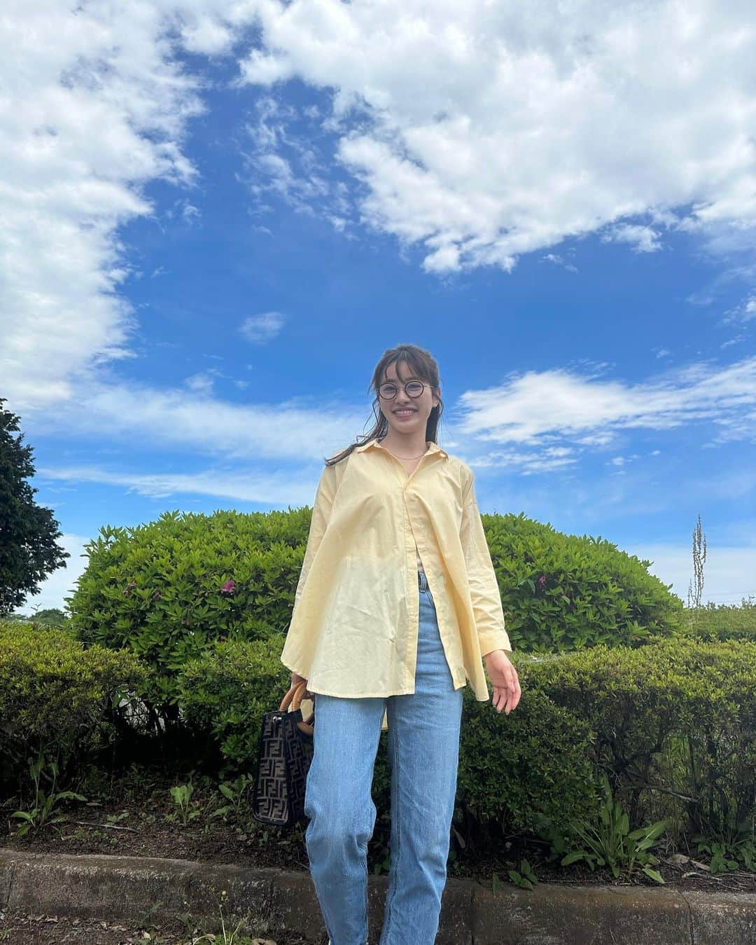 高野桃子さんのインスタグラム写真 - (高野桃子Instagram)「綺麗な夏空！夏が1番好きだからゆっくりすぎて欲しい！🌤 顔の丸さが一層際立つメガネ👓  #夏空」8月8日 14時09分 - takano_sd