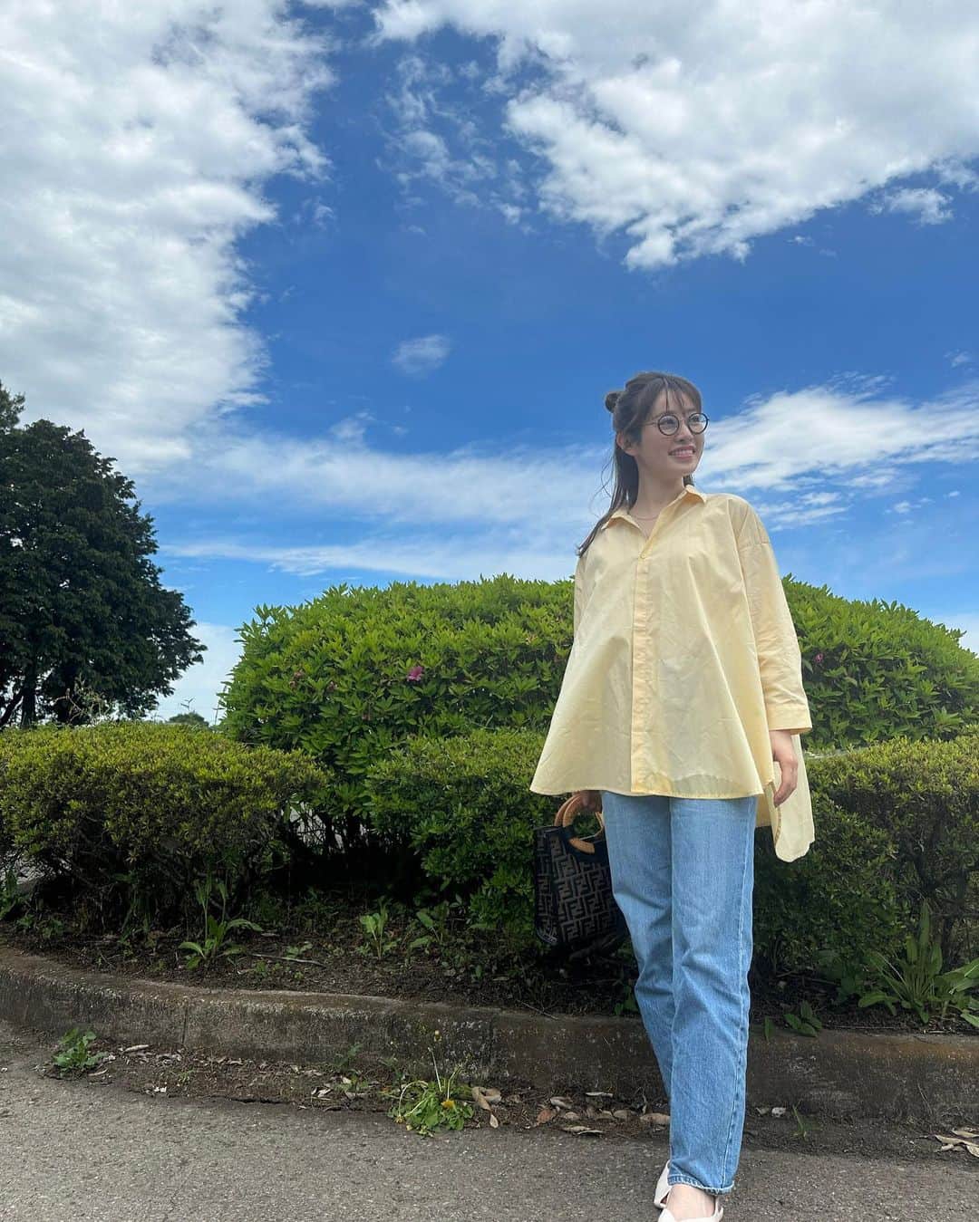 高野桃子さんのインスタグラム写真 - (高野桃子Instagram)「綺麗な夏空！夏が1番好きだからゆっくりすぎて欲しい！🌤 顔の丸さが一層際立つメガネ👓  #夏空」8月8日 14時09分 - takano_sd
