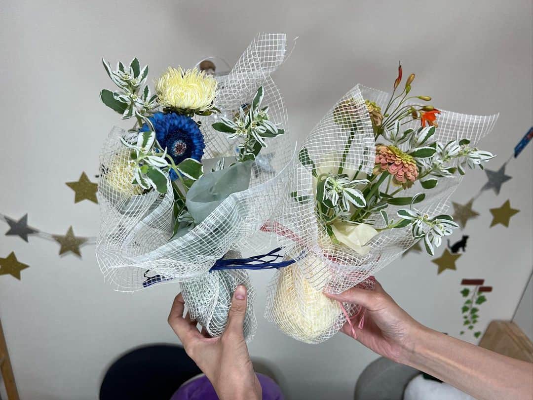かこさんのインスタグラム写真 - (かこInstagram)「イベントに来てくださった視聴者さんからお手紙と誕生日プレゼント、お花をいただきました😭✨いつもありがとうございます🙇🏻💓 お花💐お花をもらうと胸がじ〜んと熱くなる私です。 とよんちのたまごのバウムクーヘン🐔綺麗な水色のお菓子🩵（語彙力） 茨城県のお土産🥰お菓子大好き🥰首に掛ける扇風機😳外出掛ける時は結構な人が小さい扇風機持っとるし、最近はただ外に出るだけやと本当に危険な暑さやから救世主！！ 親子で来てくださった視聴者さん🥰お子さんが私たちが会った時よりめちゃくちゃ成長されていて、目を疑った😂笑 成長ってすごい🥹どんどん大人になって綺麗になっていくんやろうなぁ…🥹大好きな8の字クッキー🍪卵スープ🥚最近マイブームが卵スープやから嬉しい🫢💕2人で一緒に選んでくださったというネックレス😭🩵可愛い〜😭🩵早くつけたくてうずうずする👀 私たちの血液！！スタバのカード！！アイスキャンディー型のカードも可愛い😍❤️ #感謝永遠に #誕生日プレゼント #誕生日プレゼントありがとう #お花 #花 #お菓子 #お土産 #茨城県 #とよんちのたまご #バウムクーヘン #クッキー #ネックレス #スタバ #スタバカード #おせんべい #パック #コスメ #特製イラスト」8月8日 5時14分 - harapeko__kako