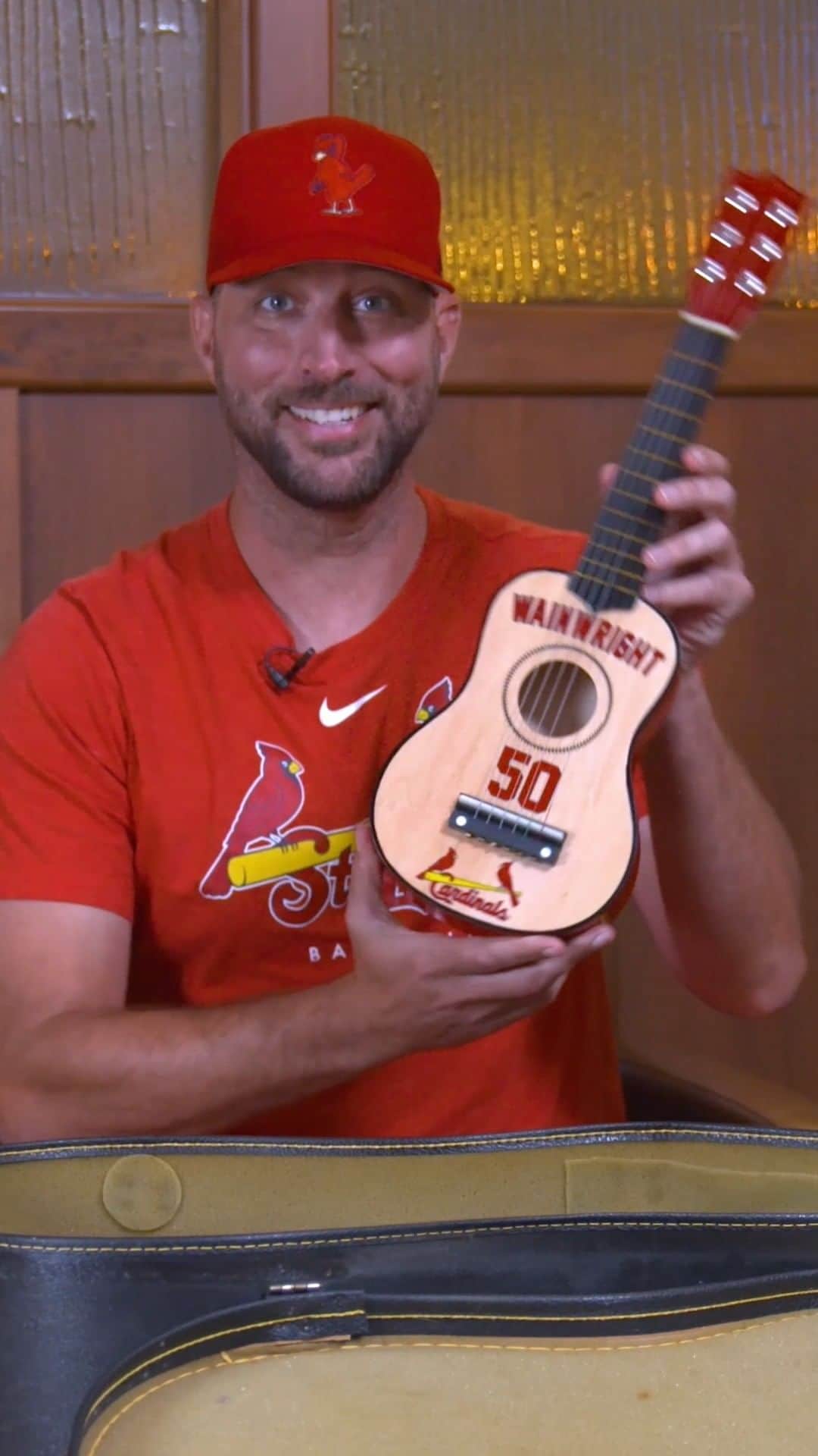 セントルイス・カージナルスのインスタグラム：「It's here and it's spectacular: The Adam Wainwright Guitar! 🎸  Celebrate Waino's legendary career on October 1 with this exclusive playable guitar presented by Equifax!   (ability to play guitar not included)」