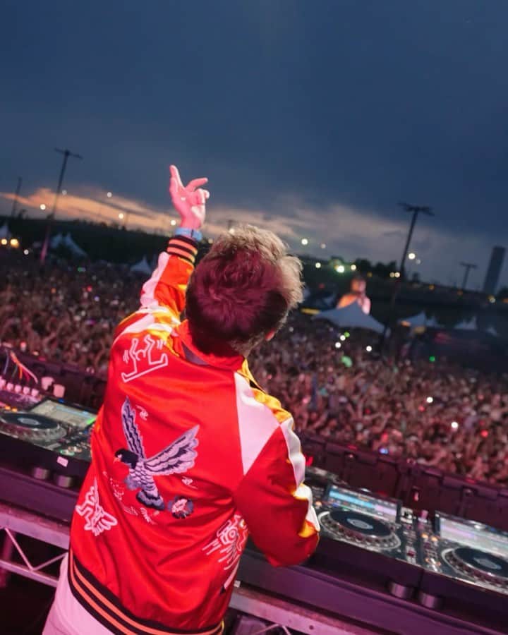 ゼッドのインスタグラム：「Another absolutely INSANE crowd in Calgary last night 😍!!! Which one‘s your fav?? 1,2,3,4 or 5?  📹: @nickfarrar」