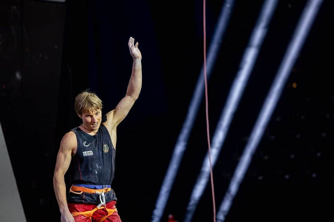 アレックス・メゴスのインスタグラム：「Did not see this one coming, after I came off the wall!  3rd 🥉place at the Lead World Championships in Bern!!! This is my third medal at my third World Championships!  I'm not super satisfied with my climbing performance, but more than happy with the result. The very deserved victory goes to @jakob.schubert and second place to @anraku_sorato! Super happy to share the podium with one legend and one legend in the making 🙏🏼.  A huge thank you also goes to my team, my friends and my family for all the support and the cheering 💛.   @patagonia_climb @petzl_official @tenayaclimbing @frictionlabs @physivantage @fazabrushes @tempehmanufaktur @cacaocrudo #stylefirst #carrotsforpower Pic 1,2,3,4: @janvirtphotography Pic 5: @loic.lemahieu」