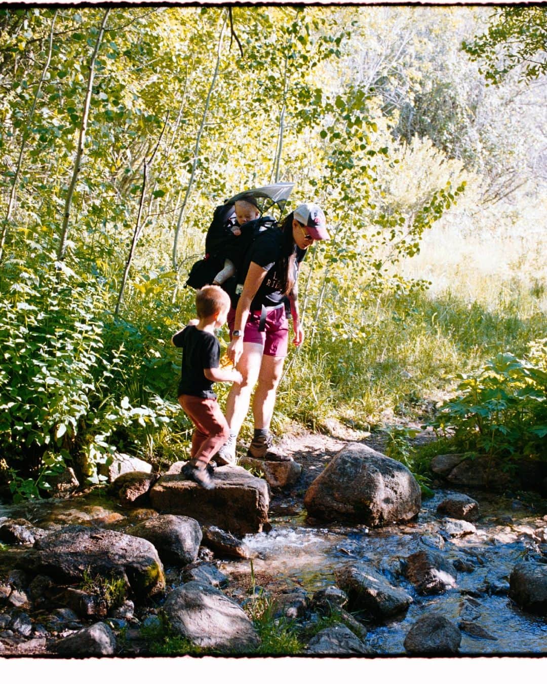 オスプレーのインスタグラム：「Memories – and backpacks – to last a lifetime.   #OspreyPacks  📷: @knarles_gage & @strangefindr | @somerpickel」