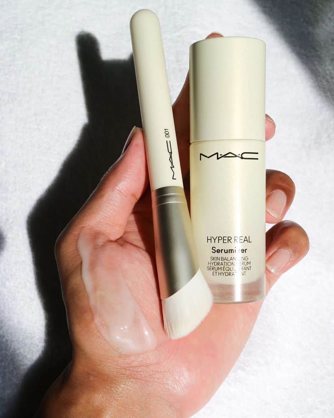 メイクアップアートコスメティックスのインスタグラム：「Applying skincare with your hands? There’s a #MACHyperReal brush for that! Our NEW 001 Serum + Moisturizer Brush:  ✔️Hugs skin for precise application and absorption ✔️Features a synthetic slanted, dome shape ✔️Is crafted with silky and densely packed bristles  #MACSkincare #MACSkinArtistry」