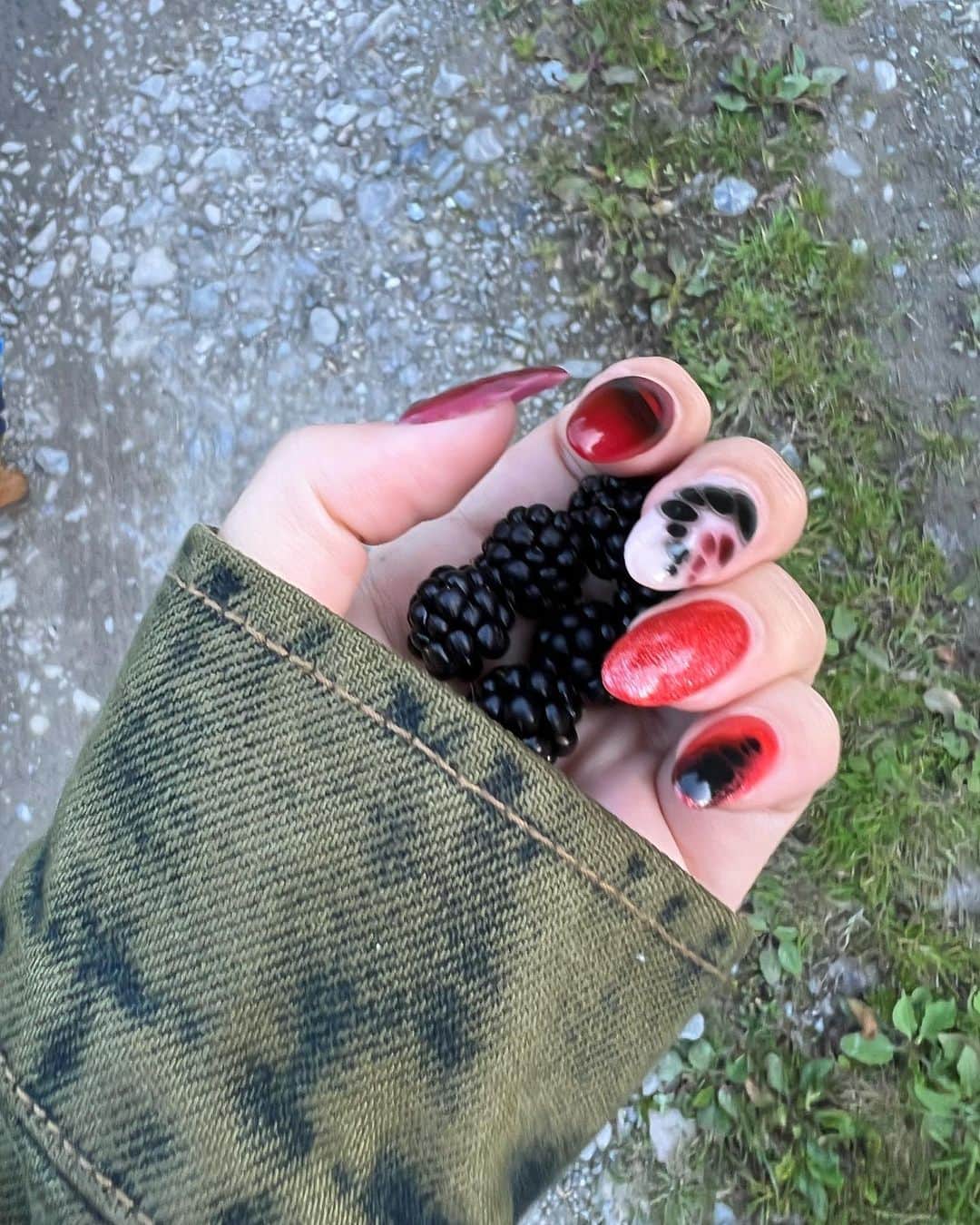 エミリー・ラタコウスキーさんのインスタグラム写真 - (エミリー・ラタコウスキーInstagram)「blackberries cows serpent nails and sly」8月8日 6時02分 - emrata