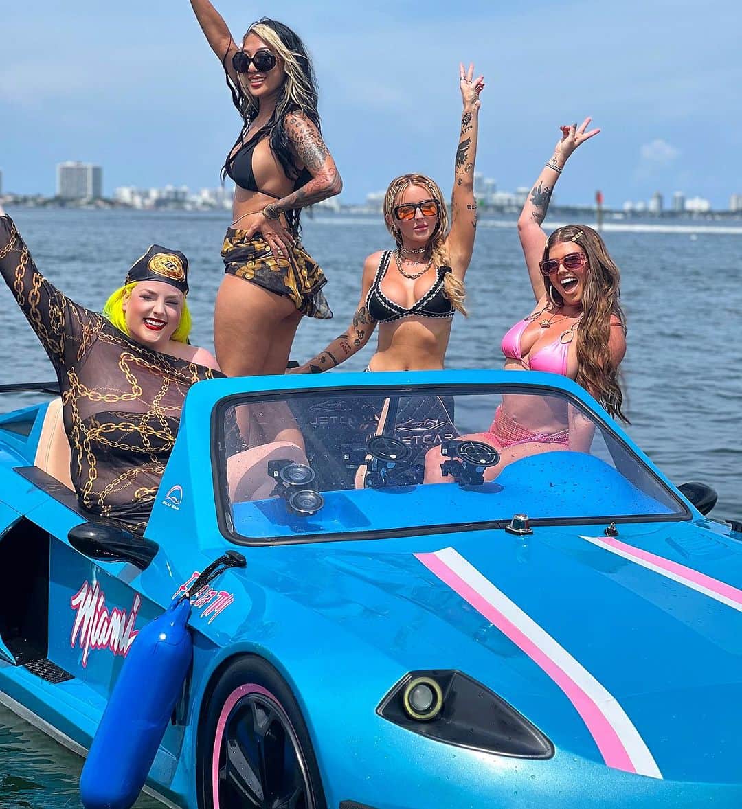 シャネル・ウエスト・コーストのインスタグラム：「New coupe with the top down, feel the wind in my hair, big plays when we touch down, we go MIA 😜🌊 #miami #305   Shout out to @jetcarmiami_ 🙌🏼🔥」