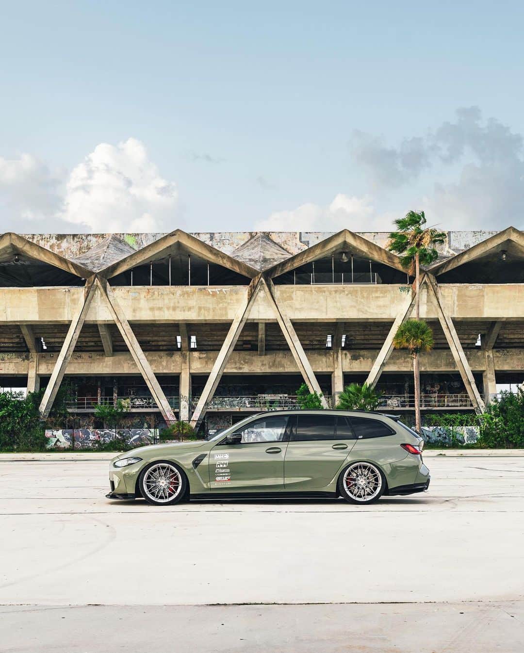 CARLiFESTYLEさんのインスタグラム写真 - (CARLiFESTYLEInstagram)「Khaki Green. 1 of 1 in the USA. The new BMW G81 M3 Touring “Wagon”. My set from Miami, FL. @r44performance shipped this car all the way from the United Kingdom. #bmw #m3 #bmwm3 @vossen #g80m3」8月8日 6時03分 - carlifestyle