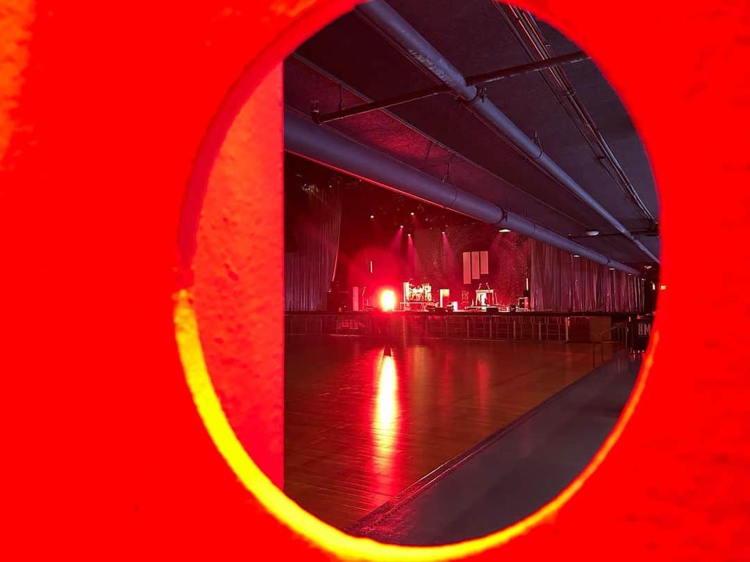 トム・リントンさんのインスタグラム写真 - (トム・リントンInstagram)「Walk through the portal and see us play tonight at 713 Music Hall! 🛸」8月8日 6時04分 - tomdlinton