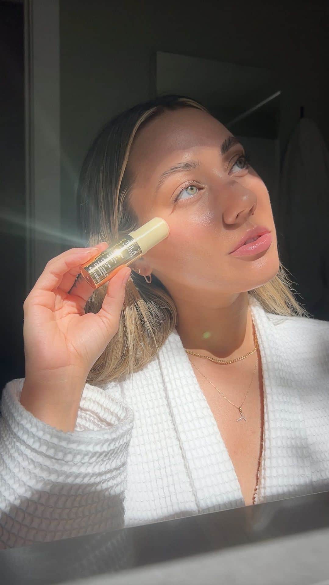 Camden Scottのインスタグラム：「Quick depuff and get glowy routine using the new @TULA gold glow + get it eye balm now available @sephora #TULAPartner #EmbraceYourSkin」