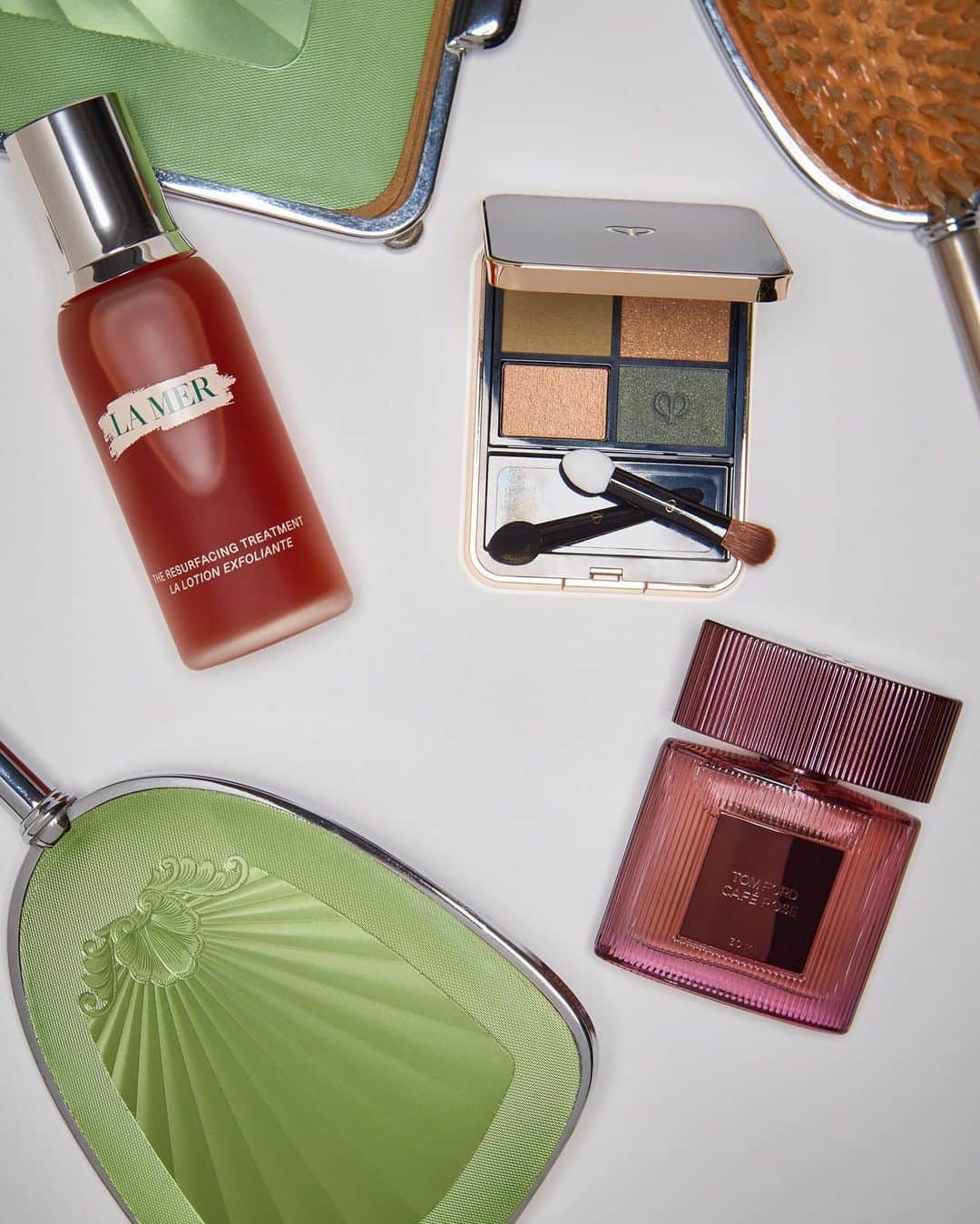 Saks Fifth Avenueのインスタグラム：「New beauty and fragrance essentials, anyone? Tap or head to the link in our bio to shop everything you need for a fresh signature scent, healthy skin and shimmery eyes. #SaksBeauty #Saks」