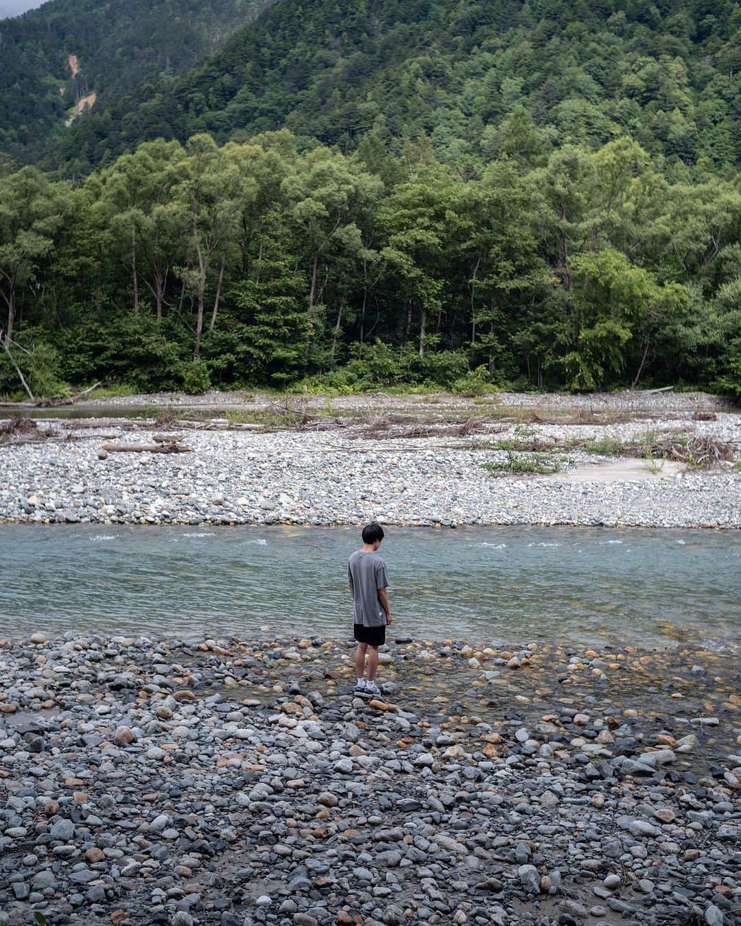 山口功貴のインスタグラム：「Morning well spent at Kamikochi with friends😌  This place was on my list for years and my ideal summer in japan for a while now. It was definitely worth it✨  w/ @willkyaw @alexa_luczak @nao_ik   #上高地 #photography  #kamikochi  #nagano  #japan」