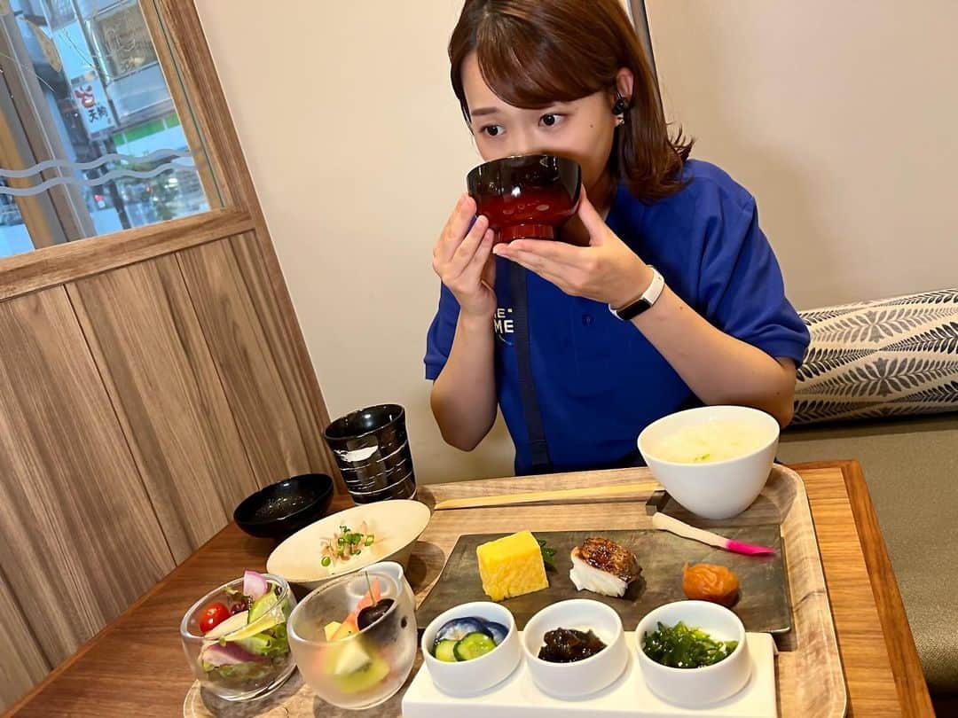 篠原梨菜さんのインスタグラム写真 - (篠原梨菜Instagram)「#早朝グルメ 東京・浜松町駅近く 夕陽ヶ丘食堂へ！ 朝7時から営業。 せとうみの朝ごはん😋 小豆島の名物を使った和/洋朝食。和食・お粥をチョイス！ 爽やかな紫蘇・海苔の佃煮。ふっくらとした旬の真鯛！島麹を使ったお味噌汁の旨味。贅沢な気持ちになれる朝ごはんです。 #朝5時の美味time #thetime_tbs #夕陽ヶ丘食堂 #浜松町グルメ #せとうみの朝ごはん #小豆島 #tbs」8月8日 6時25分 - shinorinatbs