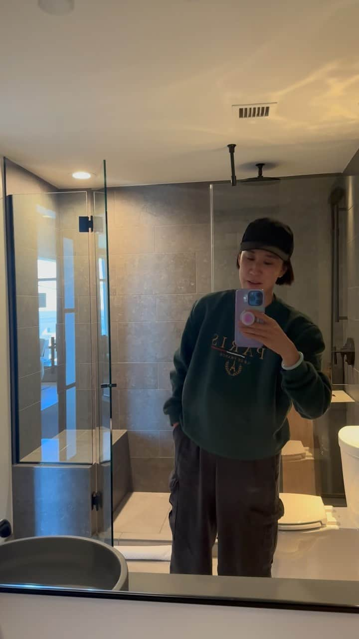 エヴァ・チェンのインスタグラム：「In this reel I SPECIFICALLY SAY I’m going to post this @1hotel.sanfrancisco room tour on time and yet it’s been over a week 🫣😩 I tried!!!」