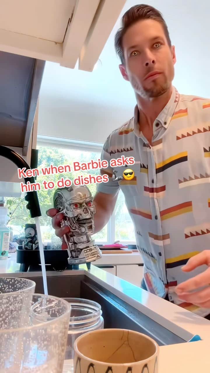 Chadd Smithのインスタグラム：「When the wife asks you to do dishes but that old school electro drops 🤖🤌🏼⚡️ #mechanicalmonday #oldschoolelectro #robotdance #kendoll」