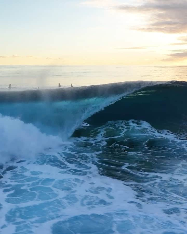 クイックシルバーのインスタグラム：「@kaulivaast at home and feeling good. A spot in the comp and a last years runner up in the bag. What will this year bring?  Shop the highline scallop boardshorts at the link in bio.  Drone shot by @manea.f」