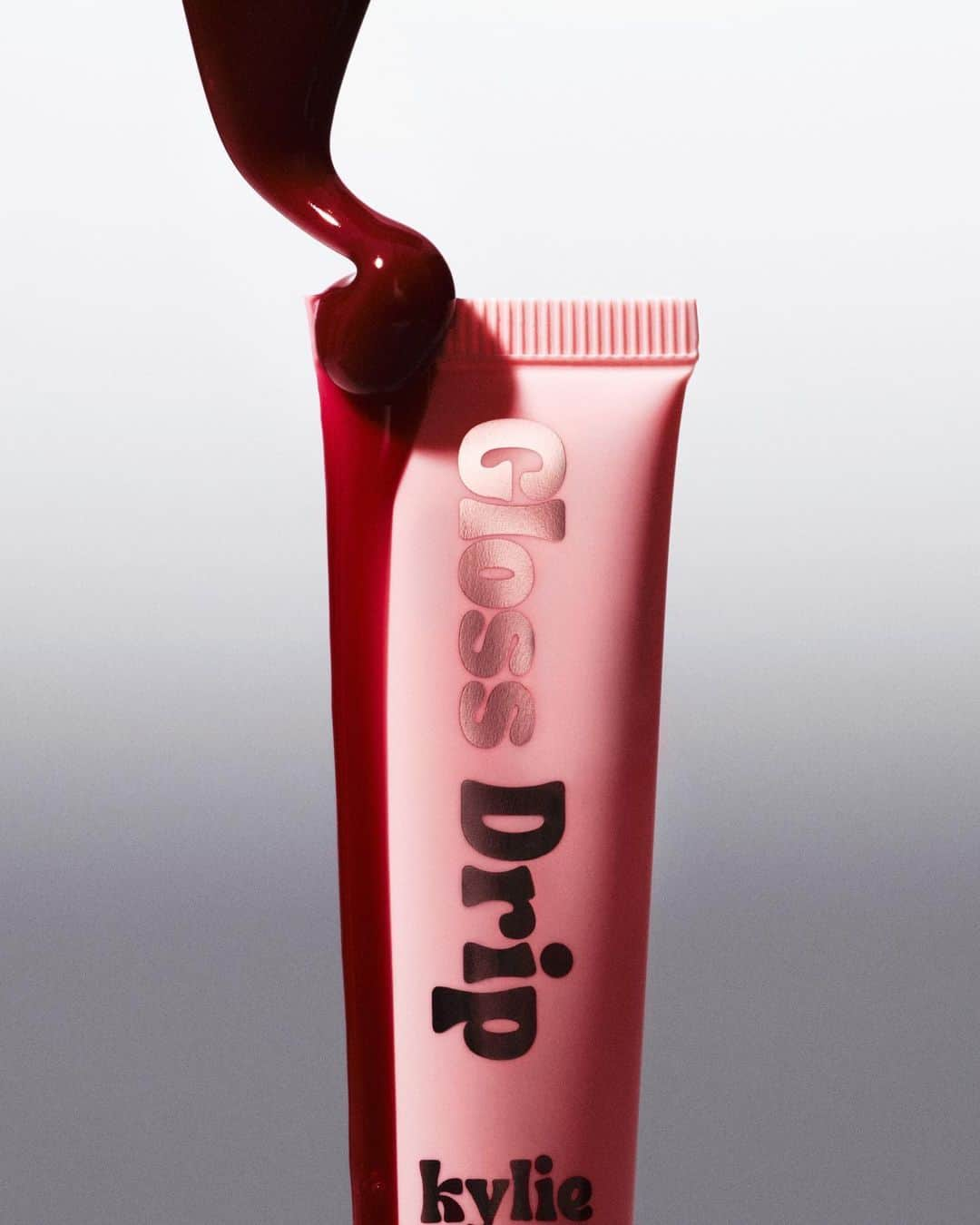 Kylie Cosmeticsさんのインスタグラム写真 - (Kylie CosmeticsInstagram)「juicy summer lips loading. find your perfect gloss drip shade tomorrow august 8 ❤️‍🔥 #glossdrip」8月8日 7時09分 - kyliecosmetics