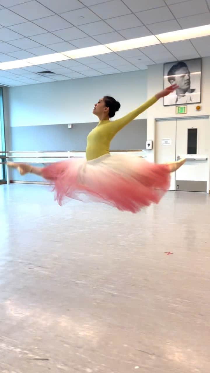 倉永美沙のインスタグラム：「Jumping into a new week 🌟   今週から新しい作品のリハーサルが開始　  #jump #new #dream #ballet #ballerina #ballerinalife #season #バレエ　#バレリーナ」