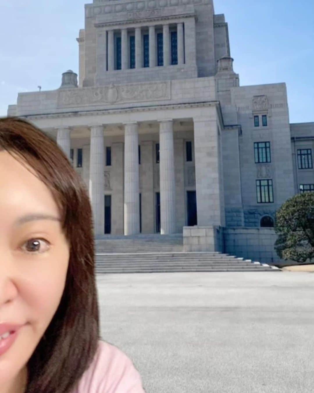 のインスタグラム：「史上初❗️ 女子高生スタートアップ海外研修😎 政府で今年創設した 女性限定スタートアップ支援のうち、 10名は女子高生枠です😆 そのボストン研修を終えて 本日帰国したばかりの女子高生たちへ、 オンラインで激励メッセージと突然の質疑応答！ みずみずしい感性と多様な視点で、 日本のスタートアップに 爆発的イノベーションを起こして欲しい、 そして彼女たちの人生も 生き生きと活躍できるものに なって欲しいと願っています。 官邸にも報告へ来てくださると嬉しいです！」