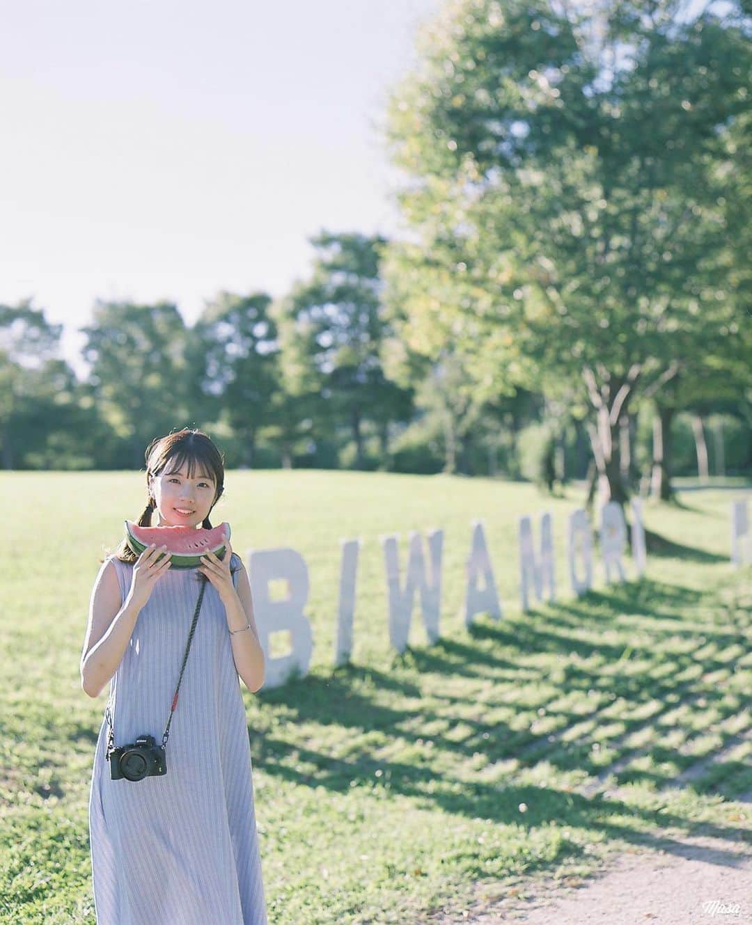 Masaのインスタグラム：「.  ▶︎▶︎▶︎ Swipe  1：Pentax6x7  Super Takumar 105mm F2.4 #pro160ns  2：Nikon F3  Nikkor 50mm F1.4 #lomo400  日の入りがだいぶ早くなってきましたね。 夕焼けの写真が撮りやすくなるのは嬉しい☺️  こっちとスイカ🍉  今日は琵琶湖の花火です！ 行くわけないですが。  撮影日 : 2023年7月16日  #まさペン#エビプリ #pentax6x7 #pentax67 #バケペン #中判フィルム #film #filmcamera #filmphotography #フィルム #フィルムカメラ#フィルム写真 #igersjp #portrait #ポートレート #filmisnotdead #滋賀 #shiga #夕焼け #sunset #スイカ #すいか #watermelon」