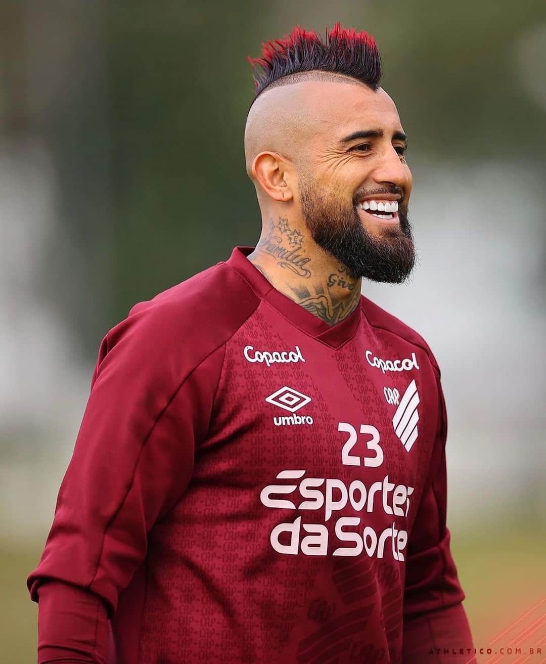 アルトゥーロ・ビダルのインスタグラム：「El que es feliz hace felices a los demás!!!😁 @athleticoparanaense ❤️🖤🌪️🙏👌👍🏼」