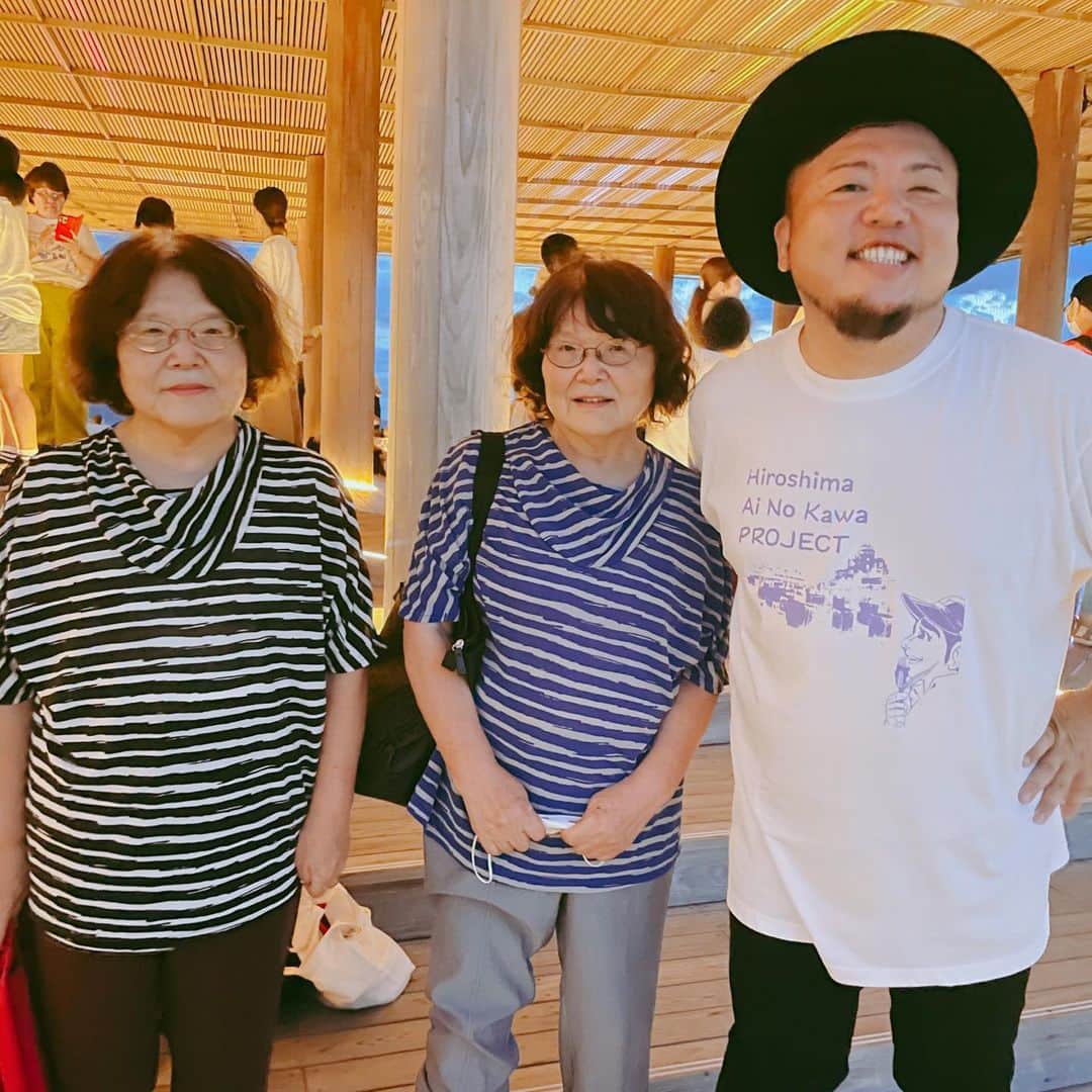 HIPPYのインスタグラム：「8月8日  誕生日を迎えることができました。 ステージに立ち初めて23年 デビュー8年 おかげさまで今も歌うことができています。 HIPPYに、楽曲に出逢ってくれて 心からありがとうございます。  父さん母さんじいちゃんばあちゃん 命を繋いでくれてありがとう。  広島からオリコン１位へ  コロナ禍の夜明け！ローカルの夜明け！ SNSの発展により名無しのご意見番も増えた こんな時代だからこそ自分を愛すべきだと思う。  新曲［YOAKE］MV公開しました！！！ https://youtu.be/Q8li5AKxJOU  目の前の壁を楽しむ！今ある幸せを笑う！ そんなアルバムになっています  ぜひとも手に取ってください。  6年ぶりのNEWアルバム［夜明け-Be Alive-］ 2023/8/9発売、オリコン１位に向けて絶賛予約受付中！ http://hippy-web.com/news/20230521.shtml  -NEW ALBUM［夜明け-Be Alive-］リリースイベント- 8/8（火）8:00 新曲［YOAKE］MV YouTubeプレミア公開 8/8（火）18:30 広島アリスガーデン（BIRTHDAY） 8/9（水）18:30 広島アリスガーデン（TEE / 山猿） 8/9（水）深夜27:18 NHK総合（全国放送）［いのちのうたフェス］ 8/10（木）18:45 ららぽーと甲子園 1F パークウォークコート 8/11（金）13:00 三次サングリーン　1階センターコート 8/12（土）13:00 ゆめタウン福山　ポートモール 8/13（日）15:00 / 17:00 茨城県 龍ケ崎サプラスクエア特設会場 8/14（月）12:00 / 15:00 愛媛県 エミフルMASAKI Green Court http://hippy-web.com/schedule/  P.S. 双子の母！どっちがHIPPYママでしょう！？ 是非ともストーリーでお答えください笑」