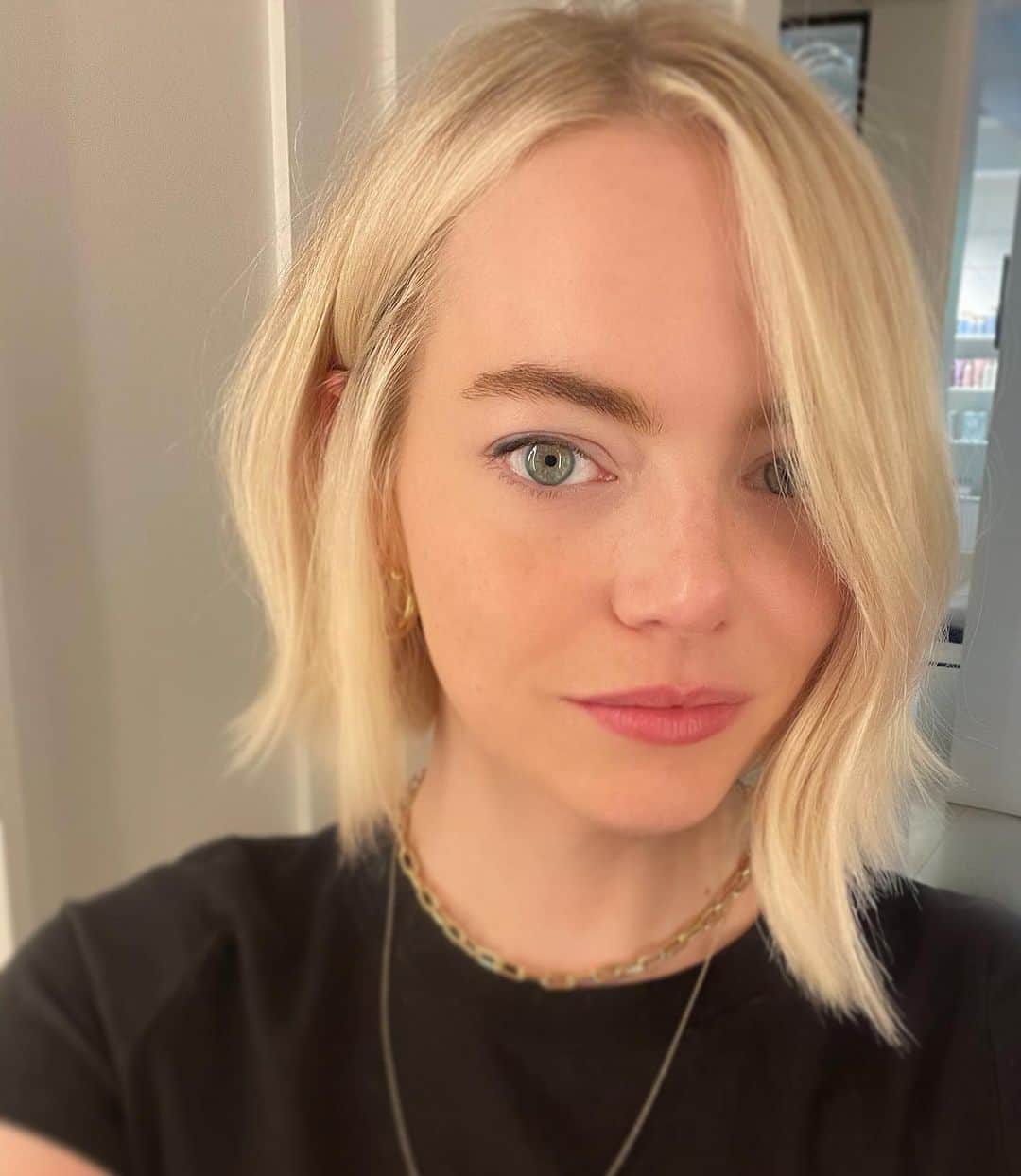 マラ・ロザックのインスタグラム：「☀️Cool Girlie summer Bob chop chop ✂️& we’re so into it!  Using @rozhair Milk serum for definition + heatless styling!  @rozhair foundation duo for daily cleansing & hydrating And @rozhair Santa Lucia for finishing shine plus smoothing ends! #emmastone」