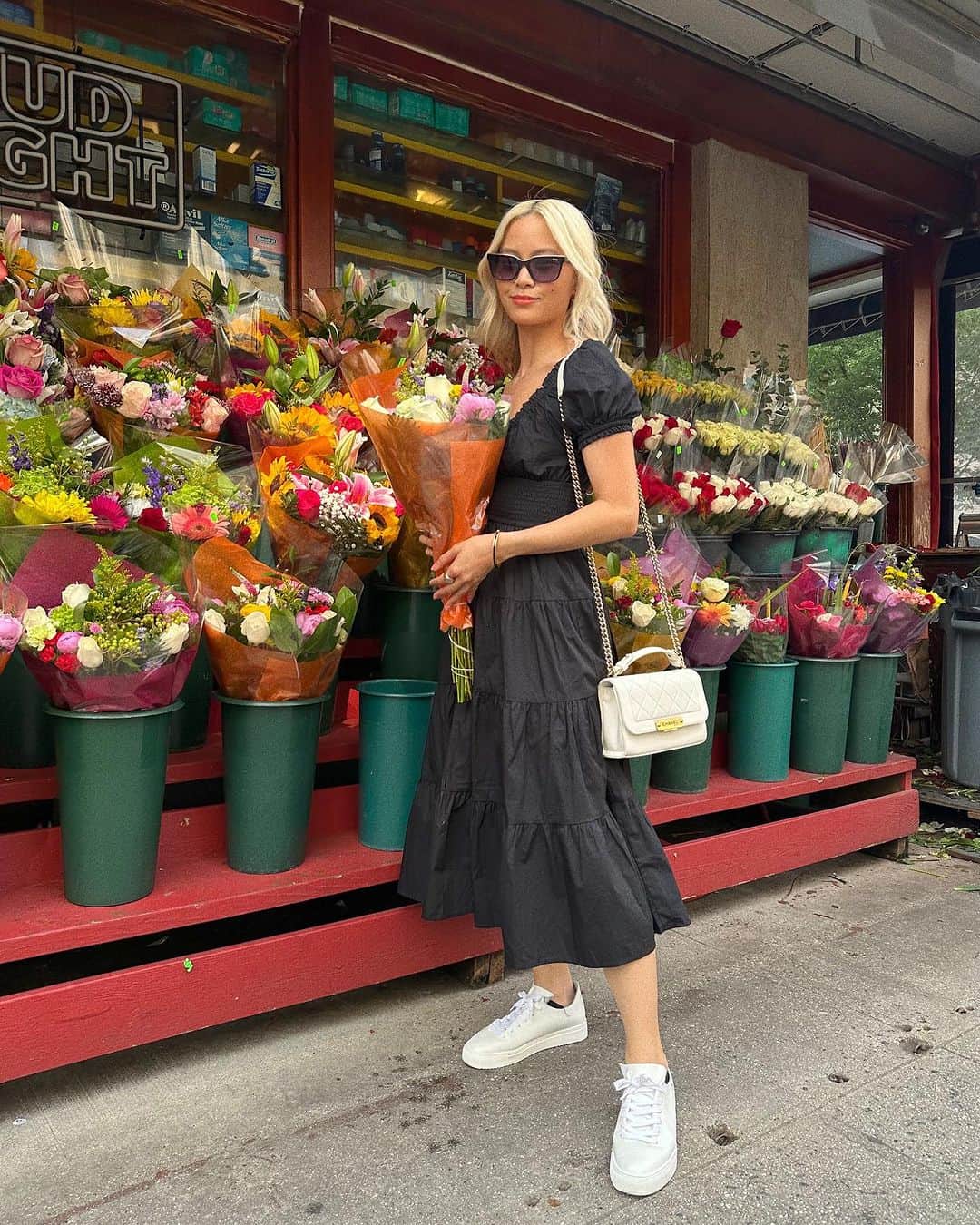Yukiのインスタグラム：「Key to my heart: flowers and food 🥖💕💐  • • • • • • • • • #nycblogger #nycfashion #manhattan #nyceats #nycfood #nycmodel」