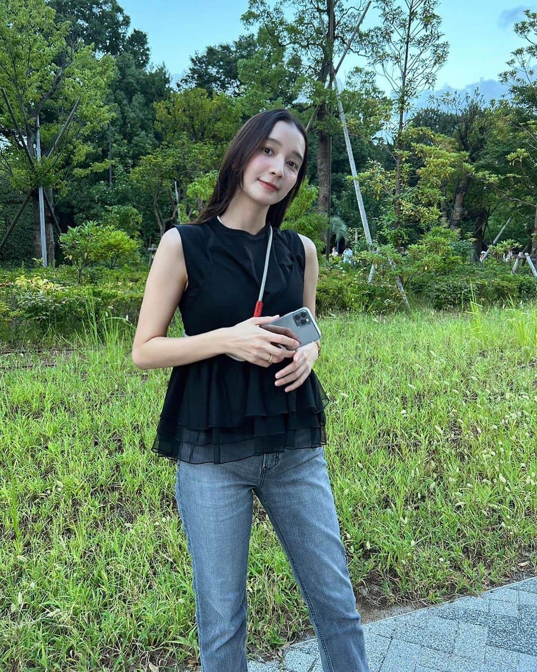 のインスタグラム：「私服。🌞  🏷️ @eimyistoire_official  @topologie.jp  @yanuk_official  @zara   . .  スマホのストラップ付きフォンケースは @topologie.jp のものが便利すぎてお気に入り❣️ ミラーケースとグレーのチェーンの組み合わせ🩶 どんなコーデにも合わせやすくて、いろんな人におすすめしてる（笑）  .  #onishiyuriko #topologie #eimyistoire」