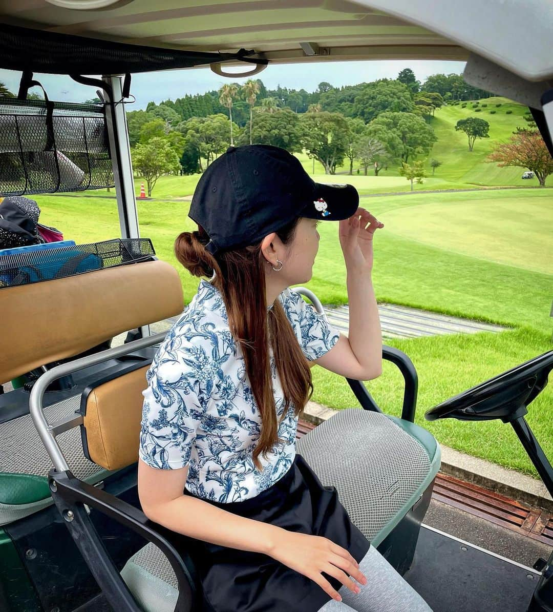 宮﨑真実のインスタグラム：「⛳️  いつかのゴルフ🏌️‍♀️ 全然上手くはならないけど楽しい🥹  #golf #ゴルフ　#ゴルフウェア #ゴルフ場 #ゴルフ初心者 #ゴルフコーデ #ゴルフ練習 #ゴルフファッション #eimyistoire #golflife」