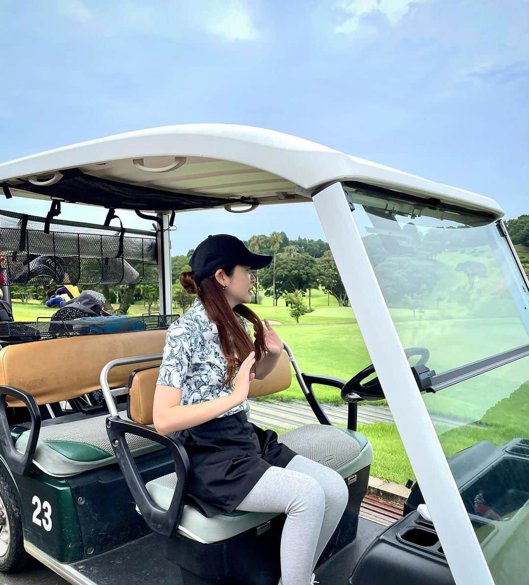 宮﨑真実さんのインスタグラム写真 - (宮﨑真実Instagram)「⛳️  いつかのゴルフ🏌️‍♀️ 全然上手くはならないけど楽しい🥹  #golf #ゴルフ　#ゴルフウェア #ゴルフ場 #ゴルフ初心者 #ゴルフコーデ #ゴルフ練習 #ゴルフファッション #eimyistoire #golflife」8月8日 8時21分 - miyazakimami.spocom