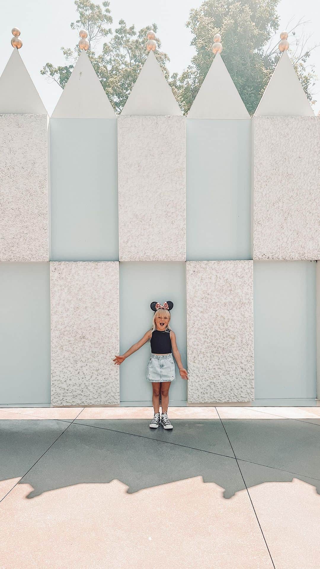 ケリー・マレーのインスタグラム：「Quincy’s first time at Disneyland….one for the memory book! Happy 6th birthday to my baby 🥹 You bring joy wherever you go!」
