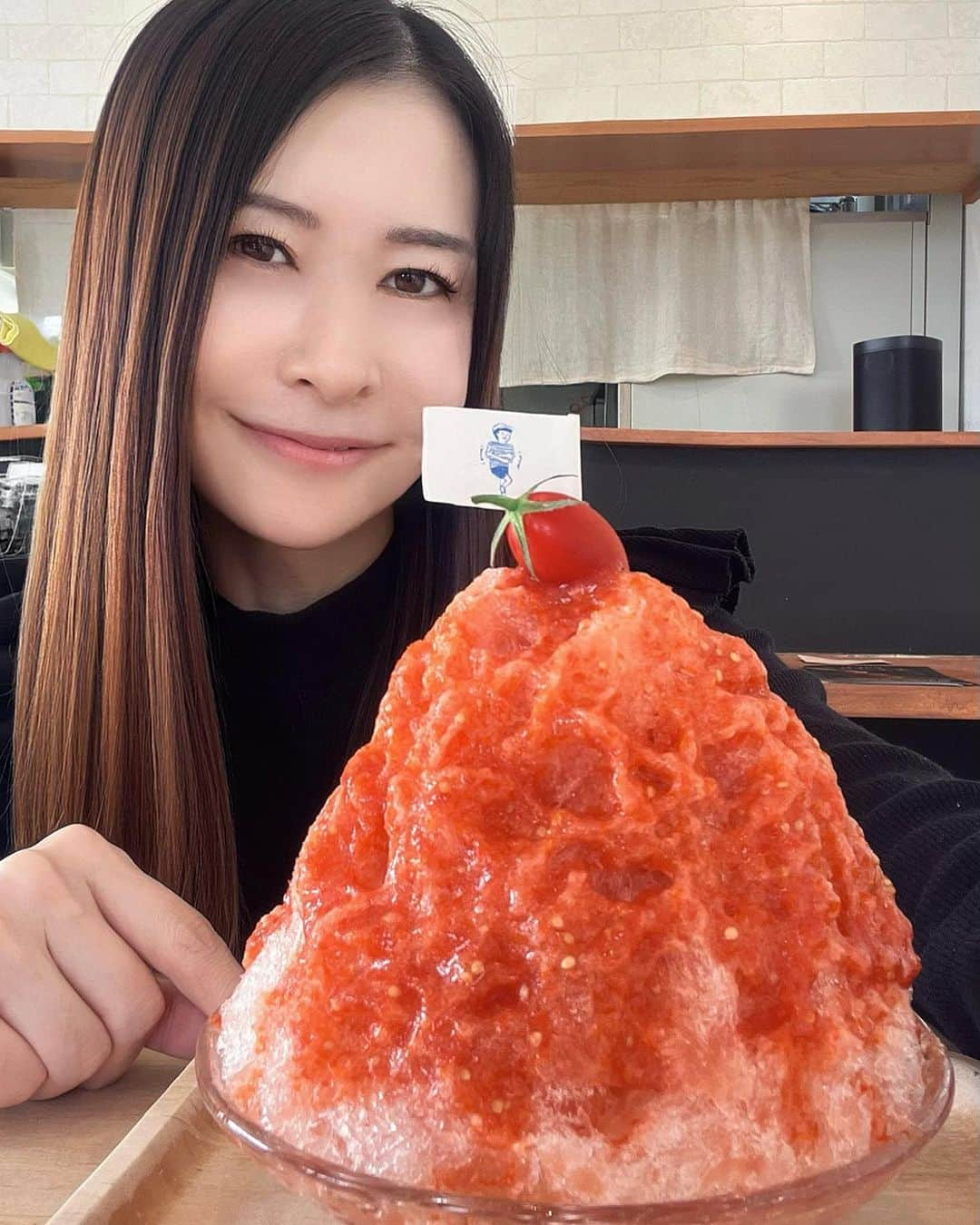 小鳥寿未代のインスタグラム：「昨日は生まれ育った各務原へ♫ トマト🍅のカキ氷に惹かれてハシモトアイスストアへ♫  2杯目も食べたくなる美味しさでした😭 @hashimoto_ice_store   そして @kaminobyoin_roomieroom_bluefin さんのおかげで毎日ツヤツヤ髪⤴️  #カキ氷  #かき氷  #shavedice  #summer  #summerstyle  #トマト  #トマトかき氷  #かき氷巡り  #かき氷好きな人と繋がりたい  #岐阜  #岐阜カフェ  #岐阜グルメ  #ひとり旅  #gourmet  #sweets  #love  #艶髪  #髪質改善  #髪の病院  #アンチエイジング」