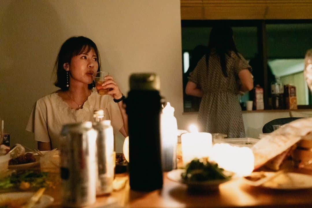 ERINA UENOさんのインスタグラム写真 - (ERINA UENOInstagram)「2023.08.06 Candle night🕯⁡ 「次いつ集まれる？」で⁡一週間ぶり、 会いすぎな⁡兄様とパパ達と5姉妹。 ⁡⁡ ⁡Candleの穏やかな灯りと⁡ ⁡持ち寄り🍽🍷で⁡、ゆるりな夜。⁡ ⁡⁡（大所帯すぎてやや熱波）  いいタイミングで⁡ みんな⁡福岡に集まったもんだね。 広々快適なおうちもあって、 ぜんぶscenario通り…😮‍💨♡ ⁡⁡⁡ ⁡プロカメラマン、皆勤賞の ⁡@tomoyan0828 くんも撮った✨⁡ ⁡ 次回、またすぐね🎆⁡ @tc_kmwn86 @n8e8w ⁡ @aichanchachachan ⁡ ⁡@kahochi_12 @sumi_retti ⁡⁡⁡  * *⁡ ⁡⁡ ⁡#Fukuoka #福岡カメラ #福岡フォト #福岡ママ  #姉妹 #福岡 #Candlenight #おうち飲み #おうちワイン」8月8日 8時22分 - erina_flowdia