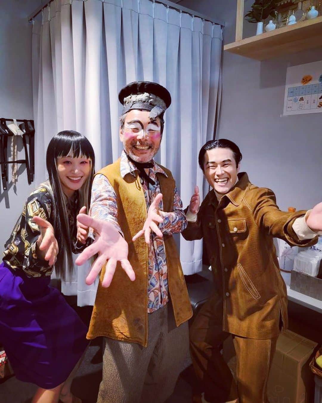 のインスタグラム：「やーーーーー😭😭😭🫱🫱 無事東京千秋楽をむかえました。 毎日見えぬコロナ🦠を恐れながら千秋楽を迎えられるのが当たり前じゃないという中、終わってみるとあっという間だった30公演。 キャストさんスタッフさん誰一人かけることなく東京公演を終えることができたのは奇跡なのだとおもいます。 毎日楽しかったなァァ。  1.面白くて優しくてお洒落でカッコよすぎる肥後さんと、我らががっくんとヤーーーーー😭‼︎ 2.さらに大ファンになりました桑原裕子さま❗️❗️の、髪の毛.....！ 3.細川岳！！！！！君！！ 4.私の誕生日サプライズ準備😭の為に蘭ちゃんに写真撮ろうと楽屋外にお誘い頂き何も疑わず撮影☺️いま振り返るとホントなんの写真なの☺️ 5.蘭ちゃんの席でヨックモックと自撮り🫰 6.蘭ちゃんの机にいた人と目が合ったので自撮り🫰 7.目薬の雫 8.東急歌舞伎町タワーのエレベーター内でなんの写真？ 9.ビン子ちゃん本番中の地鶏 10.狙うならココがベスポジだよ‼︎ #ミラノ座  観に来てくださった皆さん。ありがとうございました！！！！ 大阪公演もどうか、どうか、最後まで駆け抜けられますように。」