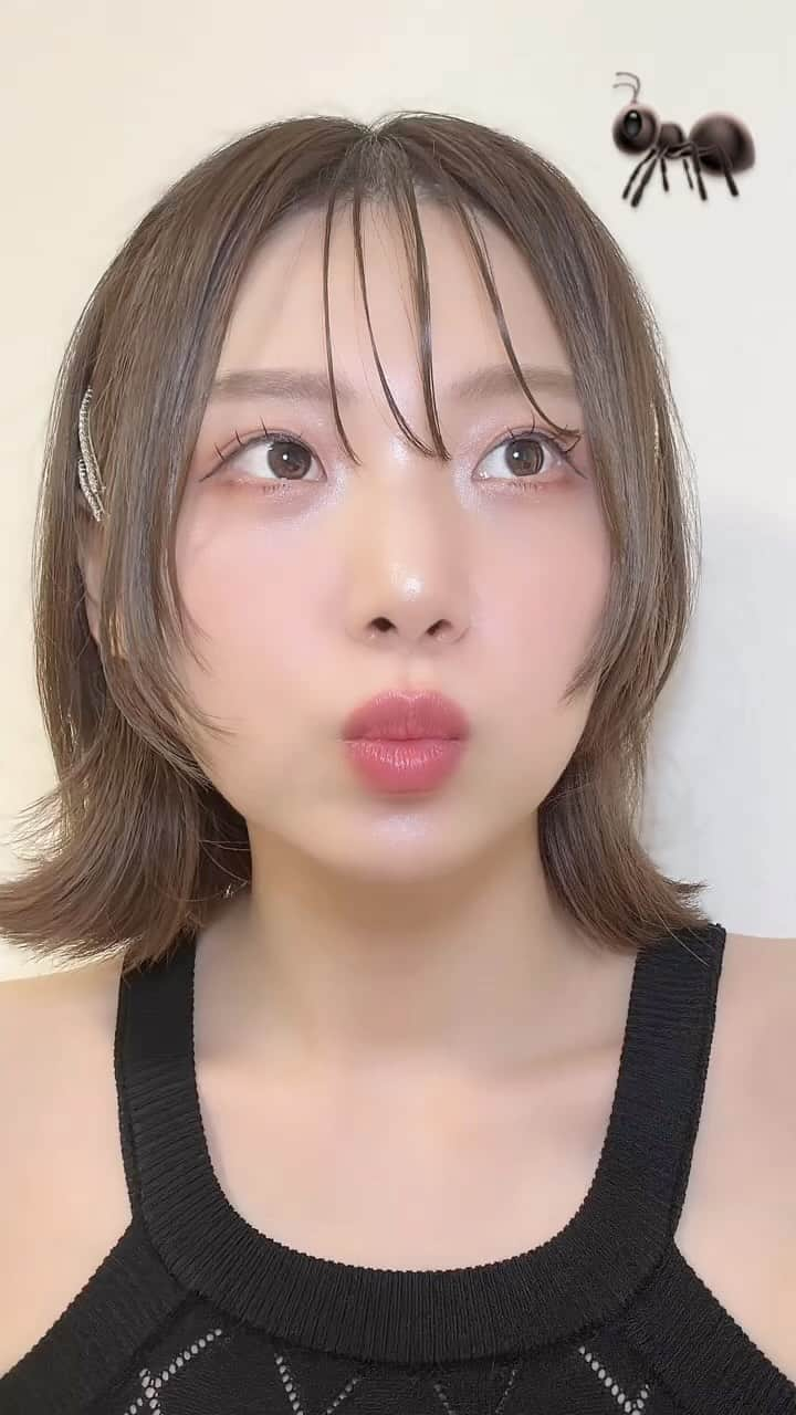 三井里彩のインスタグラム：「前髪あり？🐜なし？🍐どっち？ この時のメイク可愛くて撮った💖 初メイク動画(?)なのでお手柔らかに〜☺️ ちょっと艶々しすぎた💎✨  下地 #ririmew トーンアップカラープライマーグローラベンダー  ファンデ #tirtir #クッションファンデ 赤  アイブロウ #aztk #canmaketokyo   アイシャドウ #etude RoseCrush  ハイライト #elessy 鼻の真ん中と先と女神スポットに🤩 #cezanne それ以外のとこ  チーク #selve   リップ #peripera 28全体 #リップモンスター 07ラスボス内側に重ねる👄💄  束にしたくて👁️つけまつげだと思って買ったのもしかしたらマツエク用だったのかも！？😂ヘアアクセとトップスも #shein購入品   (息切れ😮‍💨)(珍しすぎて雪降るかも笑)(昔ヘアメイクのスクール通ってたんだけど知ってる人いるの!?)  気分で毎日メイク違うからまた撮るかもね？👅  #メイク動画 #裸眼メイク #韓コス #艶肌 #レイヤーボブ」