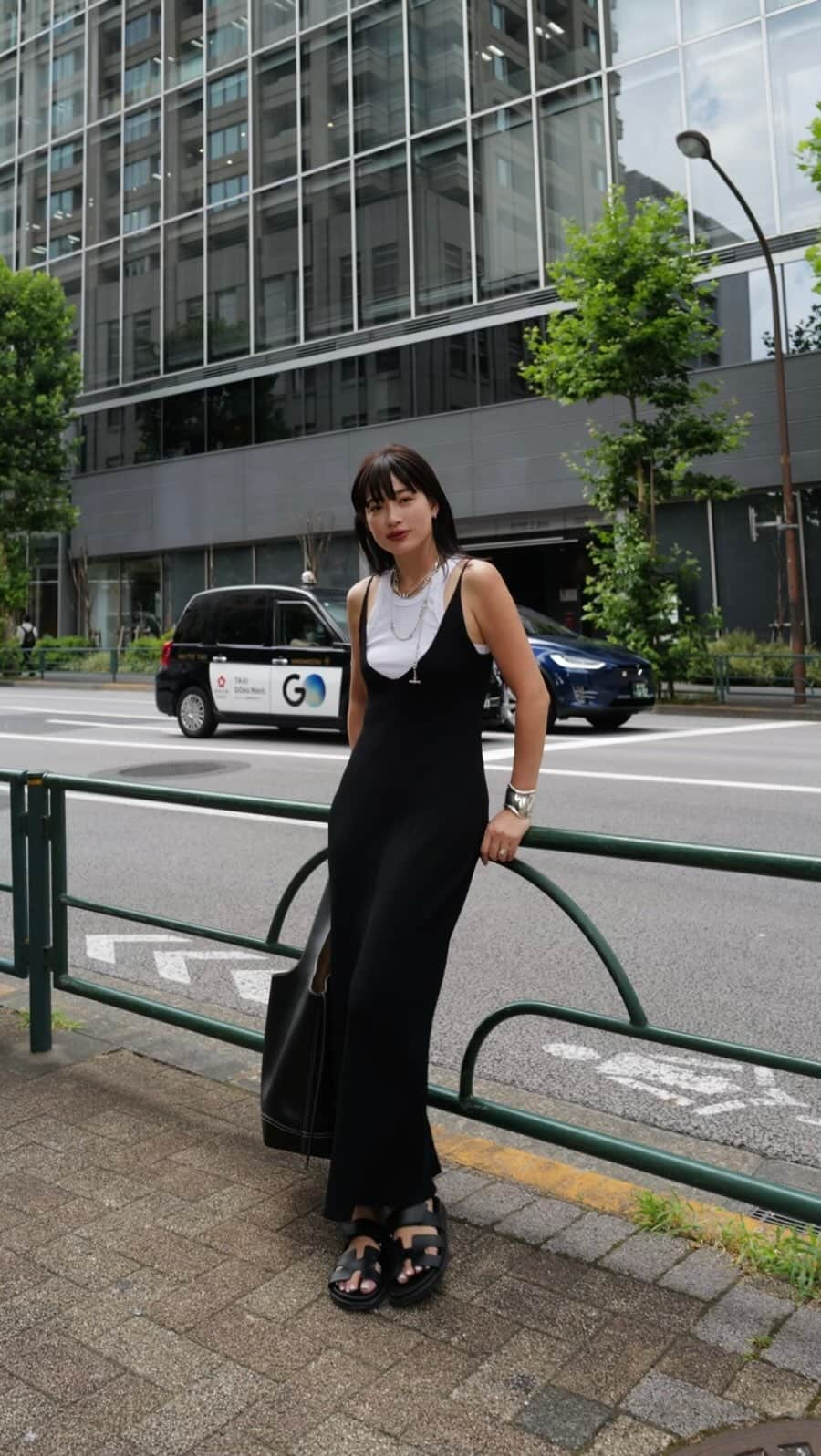 JUNNAのインスタグラム：「おはようございます☀  今週も夏〜晩夏、秋にお召しいただくのにおすすめの新作が入荷します。  プライベートでも発売前からフライングGETしてたくさん着ているニットワンピースは私のイチオシ！  前後2wayでお召しいただけます。この動画では後ろを表に着てタンクトップをレイヤードしています😌  one-piece/ #ETREナローストラップリブニットワンピース tank top/ @toteme sandal/ #HERMÈS bag/ @vasic_japan   #etretokyo#vasic#156cm#toteme」