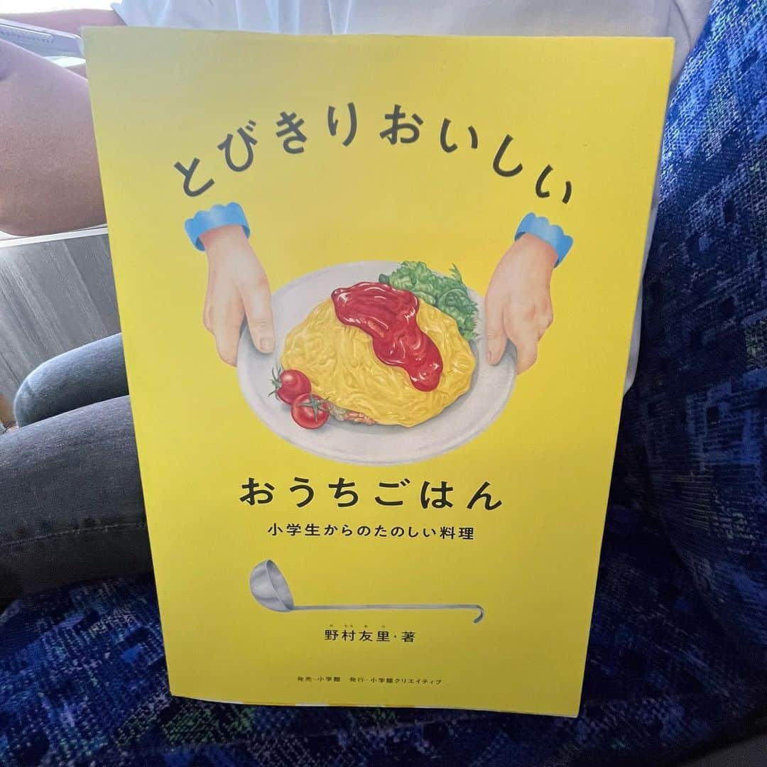 クリス智子さんのインスタグラム写真 - (クリス智子Instagram)「昨夜は、月曜日からがっつり、 ステーキ&ガーリックライス🧄 息子、新しいレシピにチャレンジシリーズ。  ときどき、レシピを増やしたいと料理するのですが、今回は、料理家・野村友里さんが、子どもたちに向けて，素敵な料理本を出版。その中からやってみました。（ステーキを選ぶ気がした..）  @eatripjournal   これが、本当においしかった！！ 簡単なのに、、と作った本人もびっくりしていた🫢  子供たちのイメージが、素材の命につながるような、ちょっとした言葉や、料理道具のことなども、やさしく語りかけるように。  レシピは、写真ではなくイラストなのも、おもしろいです。  次は、鶏肉にレモンソース、やりたいそうです😋 よろしくお願いします。  お子さんいらっしゃる方は、とくにチェックを。 ごはんがつくれる=生活力💪料理は、色々なことが身につく。  今日、野村友里さん、午後、番組にお迎えしまーす！ @good_813jwave   #野村友里 #とびきりおいしいおうちごはん   #息子料理シリーズ」8月8日 8時40分 - chris_tomoko