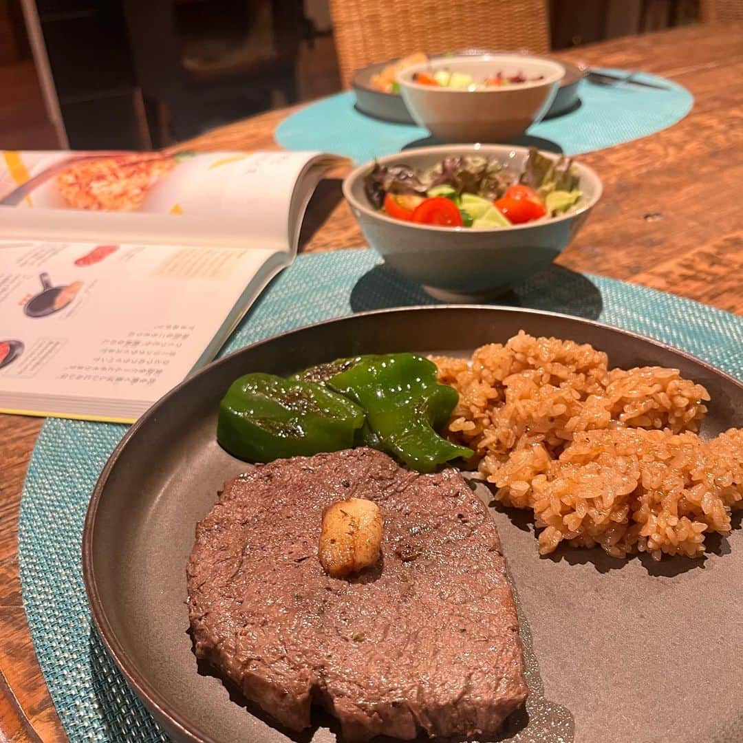 クリス智子さんのインスタグラム写真 - (クリス智子Instagram)「昨夜は、月曜日からがっつり、 ステーキ&ガーリックライス🧄 息子、新しいレシピにチャレンジシリーズ。  ときどき、レシピを増やしたいと料理するのですが、今回は、料理家・野村友里さんが、子どもたちに向けて，素敵な料理本を出版。その中からやってみました。（ステーキを選ぶ気がした..）  @eatripjournal   これが、本当においしかった！！ 簡単なのに、、と作った本人もびっくりしていた🫢  子供たちのイメージが、素材の命につながるような、ちょっとした言葉や、料理道具のことなども、やさしく語りかけるように。  レシピは、写真ではなくイラストなのも、おもしろいです。  次は、鶏肉にレモンソース、やりたいそうです😋 よろしくお願いします。  お子さんいらっしゃる方は、とくにチェックを。 ごはんがつくれる=生活力💪料理は、色々なことが身につく。  今日、野村友里さん、午後、番組にお迎えしまーす！ @good_813jwave   #野村友里 #とびきりおいしいおうちごはん   #息子料理シリーズ」8月8日 8時40分 - chris_tomoko