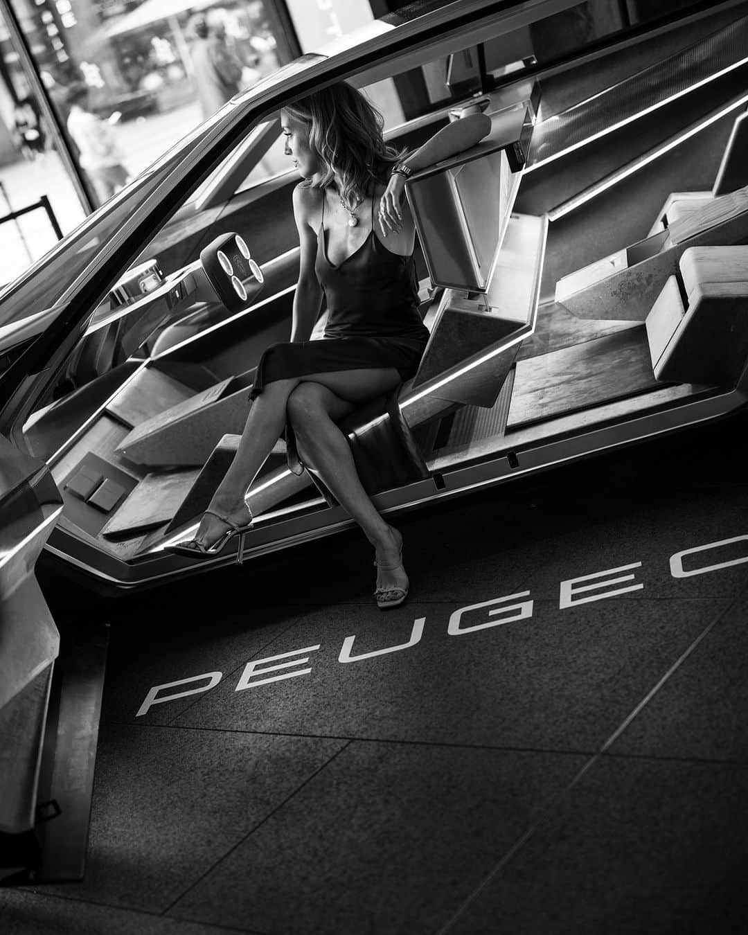 サラ・ミカエラのインスタグラム：「Driving into the future full-electric ✨ Beyond impressed by @peugeotuk’s Concept Car #PeugeotInception. What a beauty.   First photo captured by @rkzuk, fourth by @theexiledbrit ✨  *press event / ad」