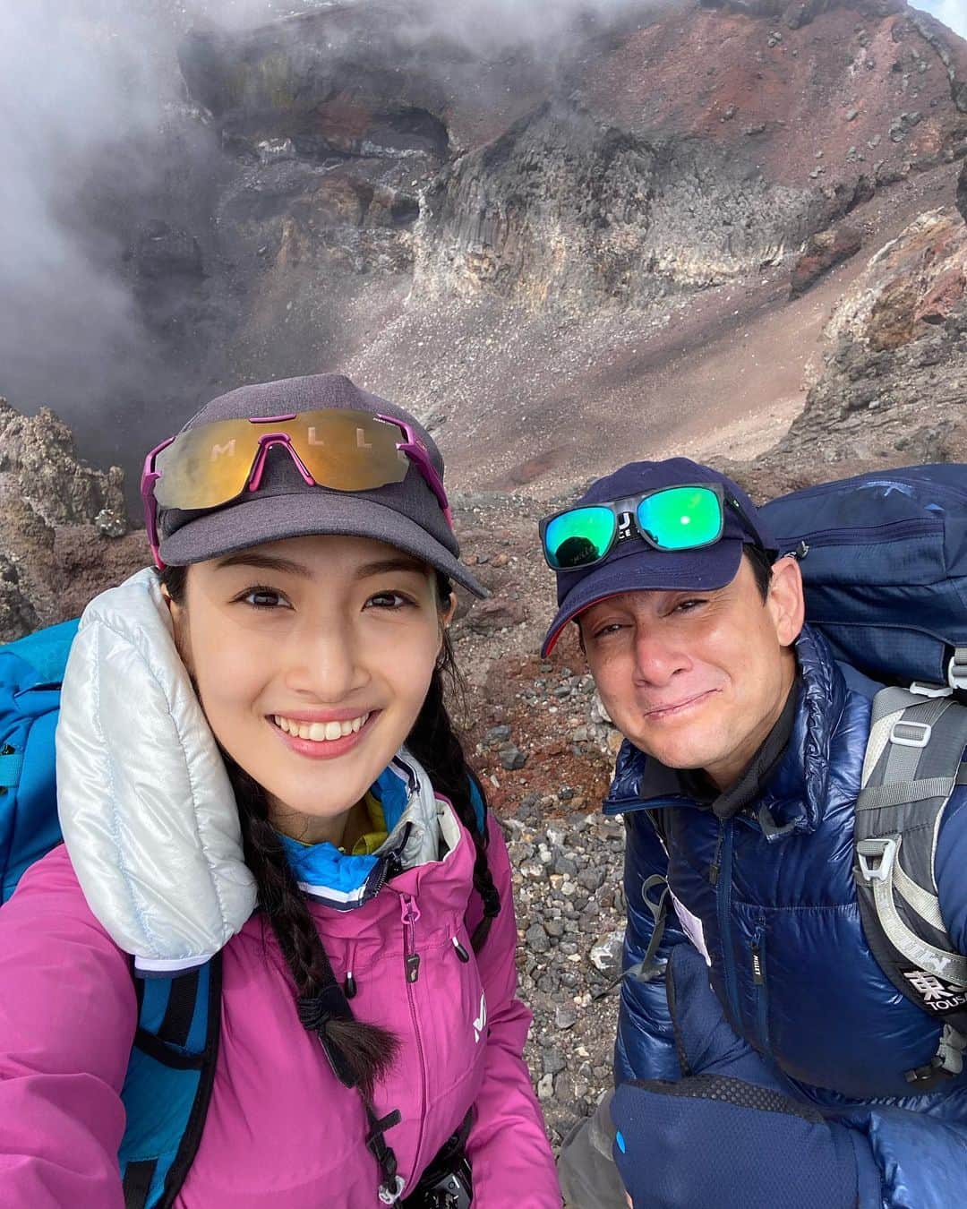 野口健さんのインスタグラム写真 - (野口健Instagram)「娘殿と富士山に登ってきました。冬のヒマラヤぶりの親子登山。来週からヒマラヤ。一気に4000Mまでヘリで上がる予定ですので、その為の高所順応も兼ねて富士山に登りました。  今回は富士宮ルート。久々に静岡県サイドから登りましたが、日曜日の割には静かで、また、眼下には海。絵子さんは2回目の富士山登山。山頂から噴火口は迫力満点。絵子さんは「キリマンジャロに似ているよね〜」と中学生の時に登ったキリマンジャロを思い出していたみたい。  また、今回は、富士山クラブが地元行政から委託を受けている活動にも参加。  ゴミ袋を持ってきていない登山者にゴミ袋を配布したり、また、五合目から山頂までの登山ルートのゴミの調査＆ゴミ拾いを行なっていますが、僕らもゴミ袋をポケットに入れて登りながらゴミを探しましたが、ビックリするぐらい落ちているゴミが少ない。  富士宮口から登りプリンスルートから降りましたが、本当にきれいでした。  元野口健事務所のスタッフで、今は僕が代表を務めているNPO団体ピークエイドの理事の小島君も親子登山に駆けつけてくれて嬉しかった。スタッフの戸塚さんも動画を撮影してくれ、そのうち、YouTubeでアップしてくれるみたい(^^)  それにしても、絵子さん、体力つきましたね。下山中は土砂雨で大変でしたが、スタスタ歩いていました。  それにしても、下界との寒暖差は激しい。山頂では寒くてダウンジャケットをだしました。これから、富士山に登られる皆さん、くれぐれも、雨と寒さ対策を忘れないで下さいね。下界にいると猛暑なので、寒さについてイメージしにくいかもしれませんが、夏の富士山でもちゃんと寒いです。そして、雨は降るものだと、思っておいて雨具は必ずザックに入れておいてくださいね。  それにしても、富士宮ルート、濃い登山者の方々、とても多かった。素敵な出会いの連続で楽しかったです(^^)  次のアップでその時のエピソードをご紹介致します。  #野口健#野口絵子#富士山#富士山登山#富士山クラブ#ミレー#ジュルボ」8月8日 8時45分 - noguchiken8848