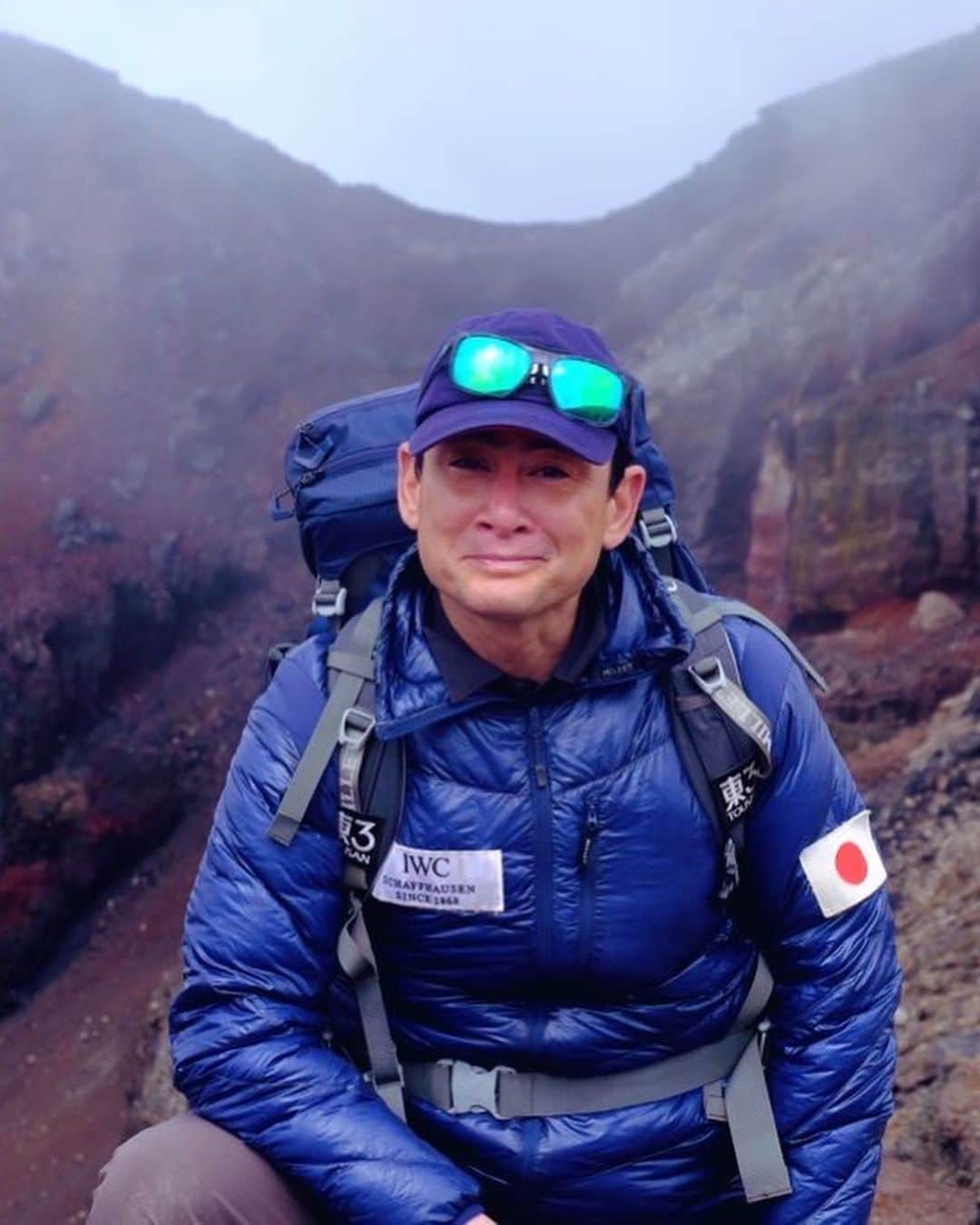 野口健さんのインスタグラム写真 - (野口健Instagram)「娘殿と富士山に登ってきました。冬のヒマラヤぶりの親子登山。来週からヒマラヤ。一気に4000Mまでヘリで上がる予定ですので、その為の高所順応も兼ねて富士山に登りました。  今回は富士宮ルート。久々に静岡県サイドから登りましたが、日曜日の割には静かで、また、眼下には海。絵子さんは2回目の富士山登山。山頂から噴火口は迫力満点。絵子さんは「キリマンジャロに似ているよね〜」と中学生の時に登ったキリマンジャロを思い出していたみたい。  また、今回は、富士山クラブが地元行政から委託を受けている活動にも参加。  ゴミ袋を持ってきていない登山者にゴミ袋を配布したり、また、五合目から山頂までの登山ルートのゴミの調査＆ゴミ拾いを行なっていますが、僕らもゴミ袋をポケットに入れて登りながらゴミを探しましたが、ビックリするぐらい落ちているゴミが少ない。  富士宮口から登りプリンスルートから降りましたが、本当にきれいでした。  元野口健事務所のスタッフで、今は僕が代表を務めているNPO団体ピークエイドの理事の小島君も親子登山に駆けつけてくれて嬉しかった。スタッフの戸塚さんも動画を撮影してくれ、そのうち、YouTubeでアップしてくれるみたい(^^)  それにしても、絵子さん、体力つきましたね。下山中は土砂雨で大変でしたが、スタスタ歩いていました。  それにしても、下界との寒暖差は激しい。山頂では寒くてダウンジャケットをだしました。これから、富士山に登られる皆さん、くれぐれも、雨と寒さ対策を忘れないで下さいね。下界にいると猛暑なので、寒さについてイメージしにくいかもしれませんが、夏の富士山でもちゃんと寒いです。そして、雨は降るものだと、思っておいて雨具は必ずザックに入れておいてくださいね。  それにしても、富士宮ルート、濃い登山者の方々、とても多かった。素敵な出会いの連続で楽しかったです(^^)  次のアップでその時のエピソードをご紹介致します。  #野口健#野口絵子#富士山#富士山登山#富士山クラブ#ミレー#ジュルボ」8月8日 8時45分 - noguchiken8848